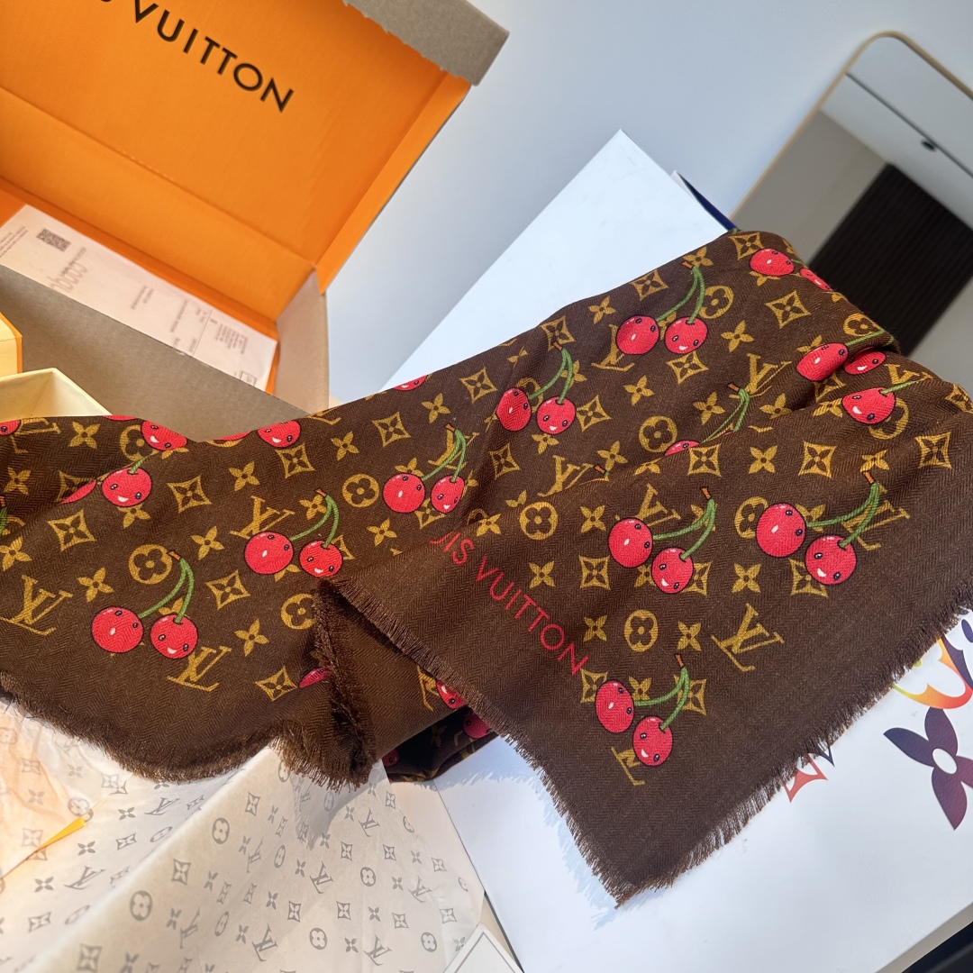 LV 原單櫻桃印花棕色圍巾 經典花紋甜美點綴|超A仿原單精品圖片 9 LV 原單櫻桃印花棕色圍巾 經典花紋甜美點綴|歐美奢侈品精品推薦