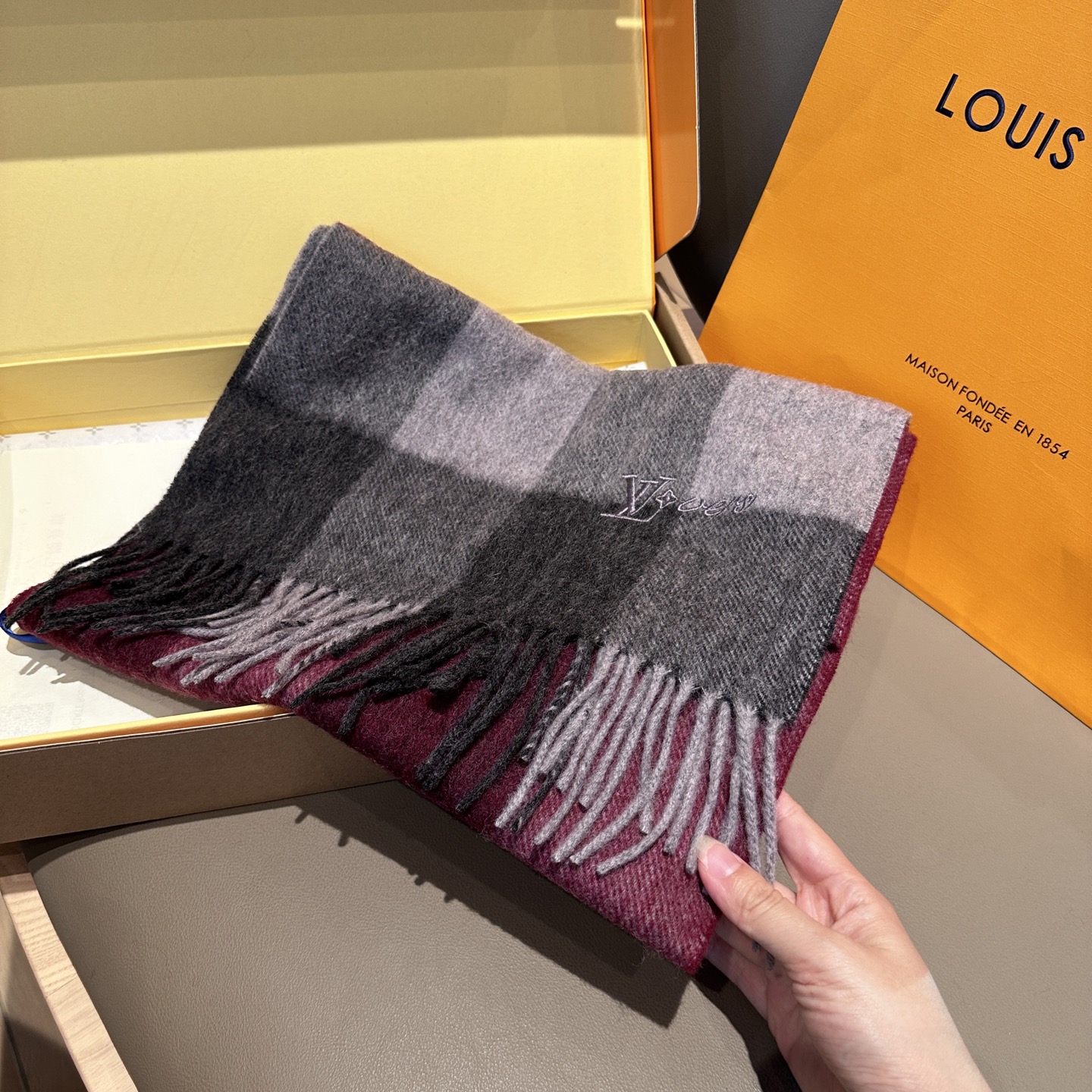 LV A貨格紋拼色圍巾 灰紅雙色經典百搭款|超A仿原單精品圖片 13 LV A貨格紋拼色圍巾 灰紅雙色經典百搭款|歐美奢侈品精品推薦