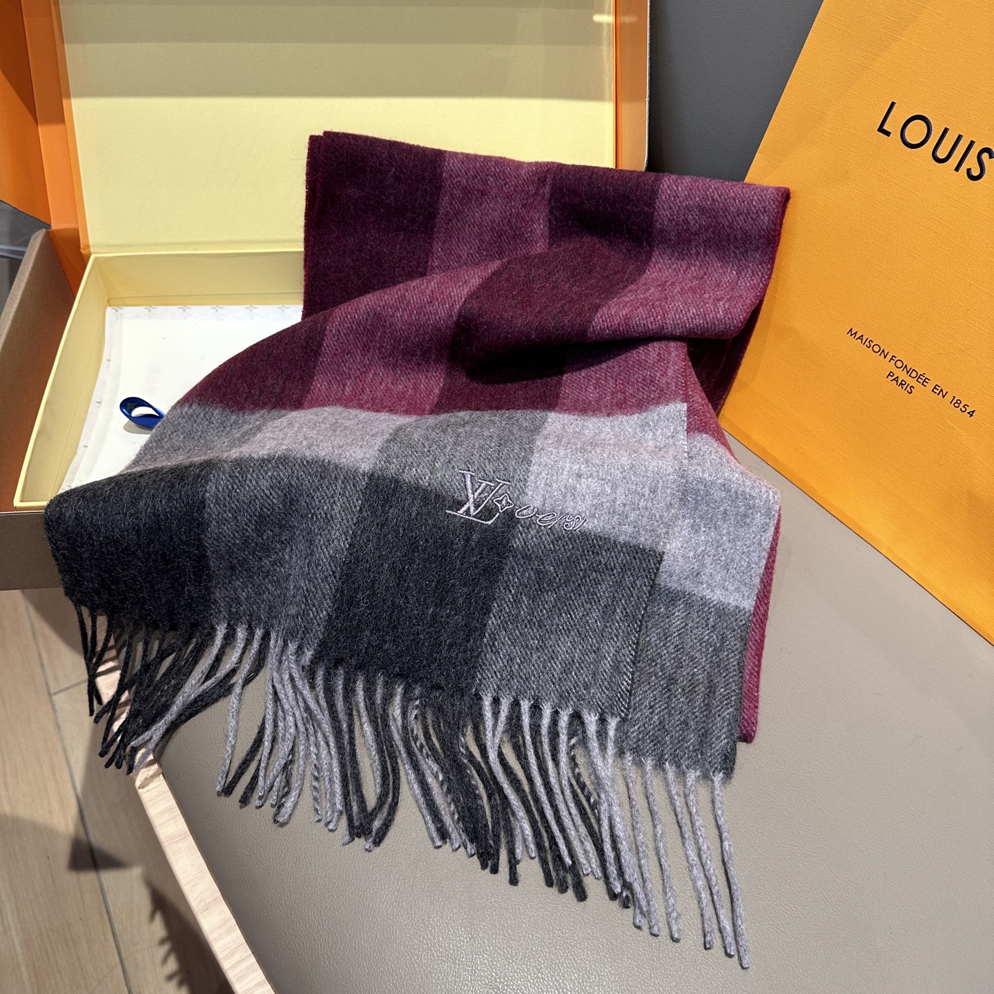 LV A貨格紋拼色圍巾 灰紅雙色經典百搭款|超A仿原單精品圖片 11 LV A貨格紋拼色圍巾 灰紅雙色經典百搭款|歐美奢侈品精品推薦