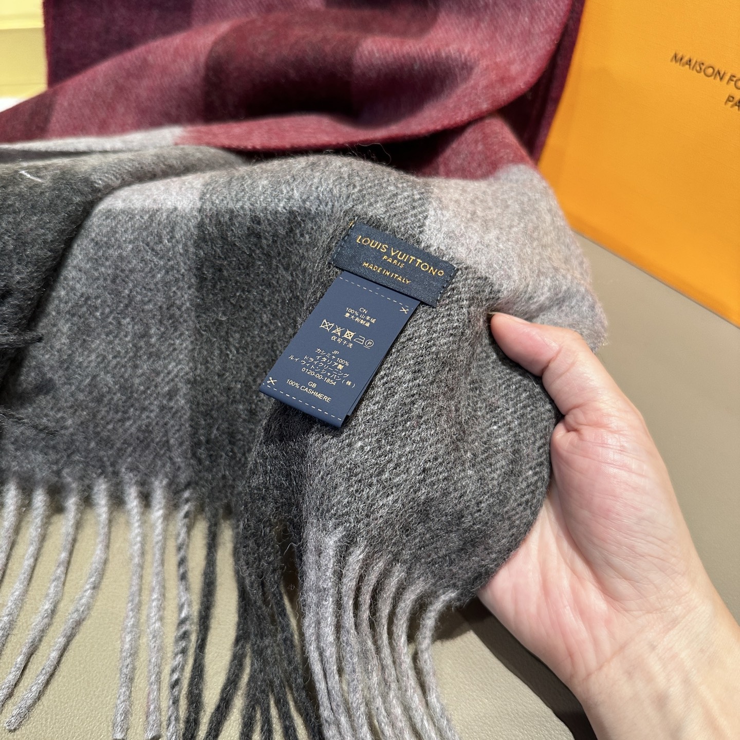 LV A貨格紋拼色圍巾 灰紅雙色經典百搭款|超A仿原單精品圖片 10 LV A貨格紋拼色圍巾 灰紅雙色經典百搭款|歐美奢侈品精品推薦