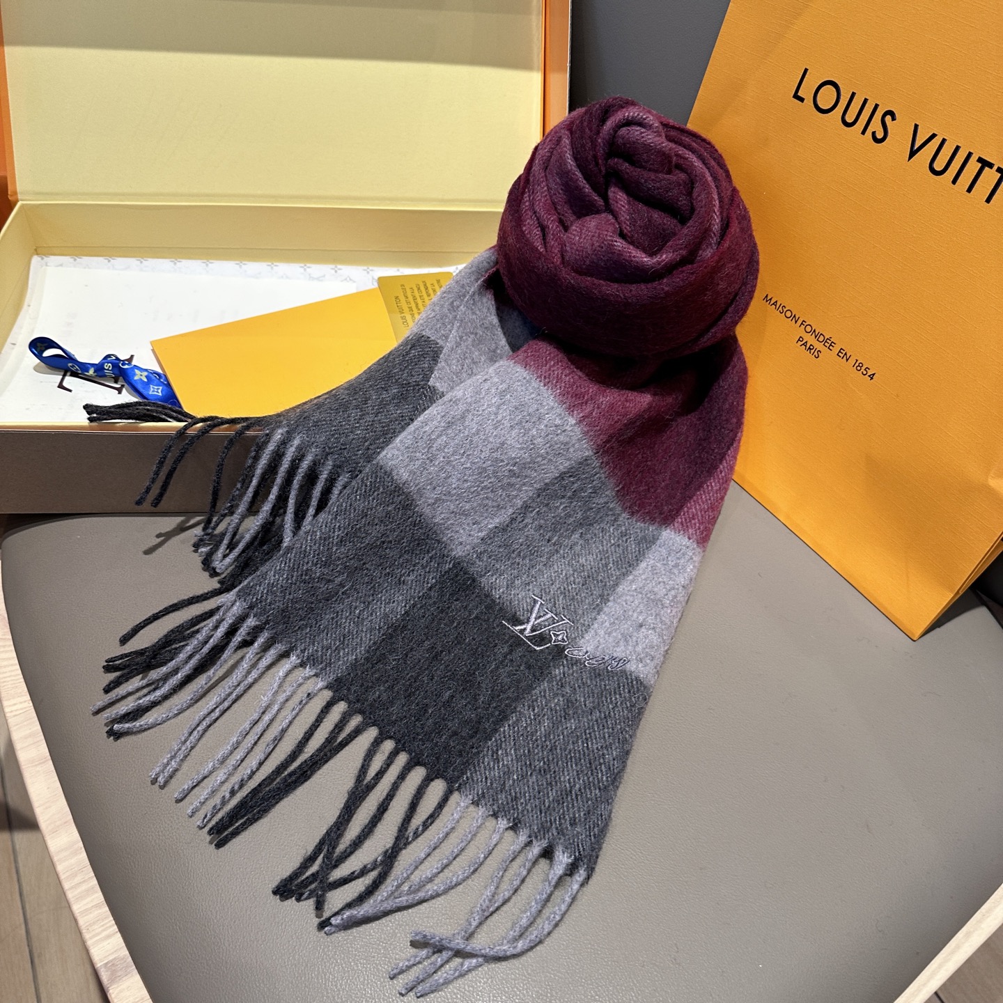 LV A貨格紋拼色圍巾 灰紅雙色經典百搭款|超A仿原單精品圖片 9 LV A貨格紋拼色圍巾 灰紅雙色經典百搭款|歐美奢侈品精品推薦