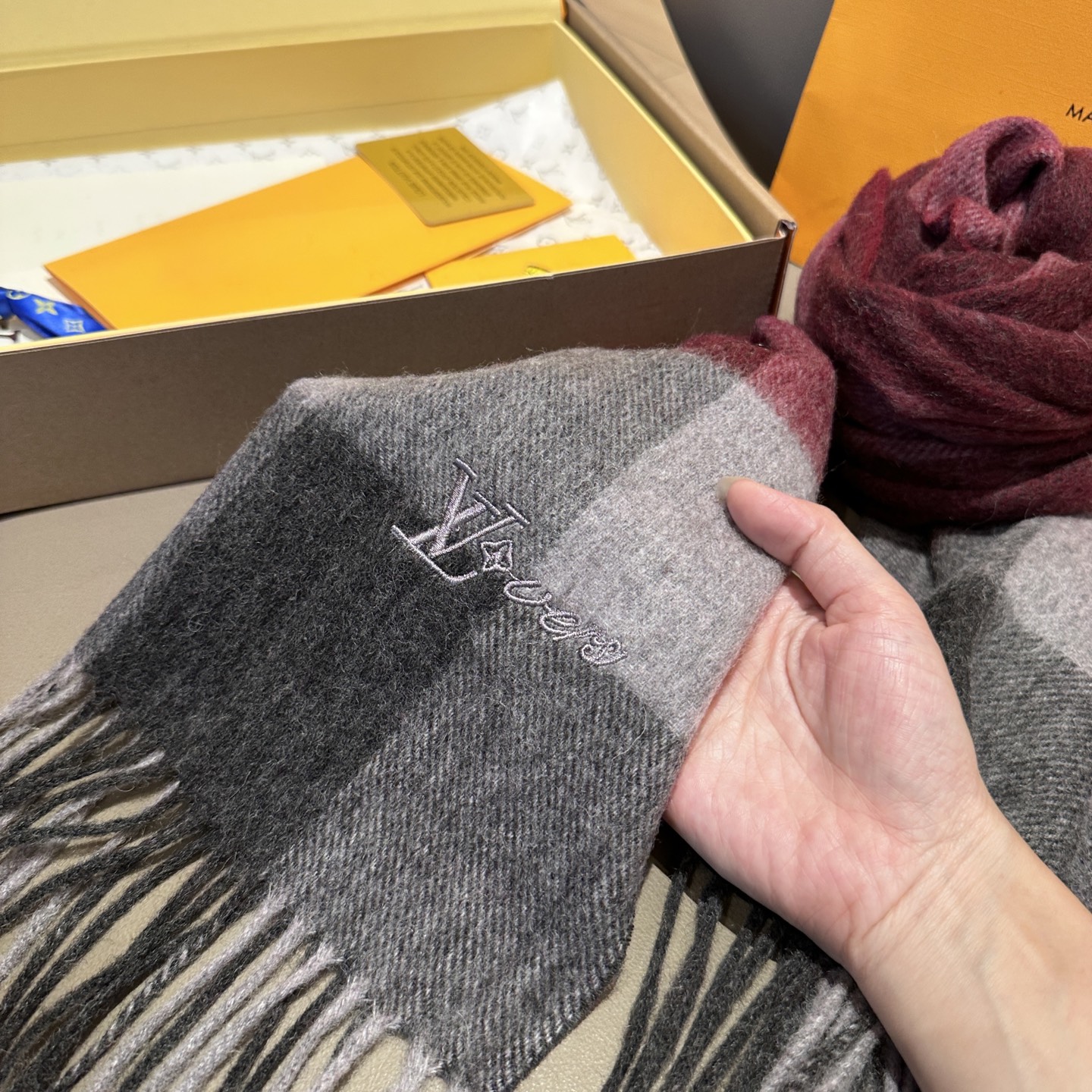 LV A貨格紋拼色圍巾 灰紅雙色經典百搭款|超A仿原單精品圖片 7 LV A貨格紋拼色圍巾 灰紅雙色經典百搭款|歐美奢侈品精品推薦