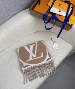LV 一比一大Logo圍巾 米駝拼色流蘇設計