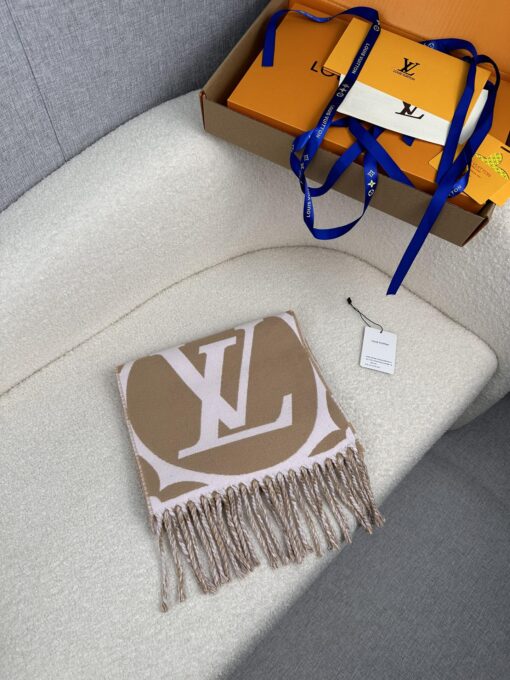 LV 一比一大Logo圍巾 米駝拼色流蘇設計