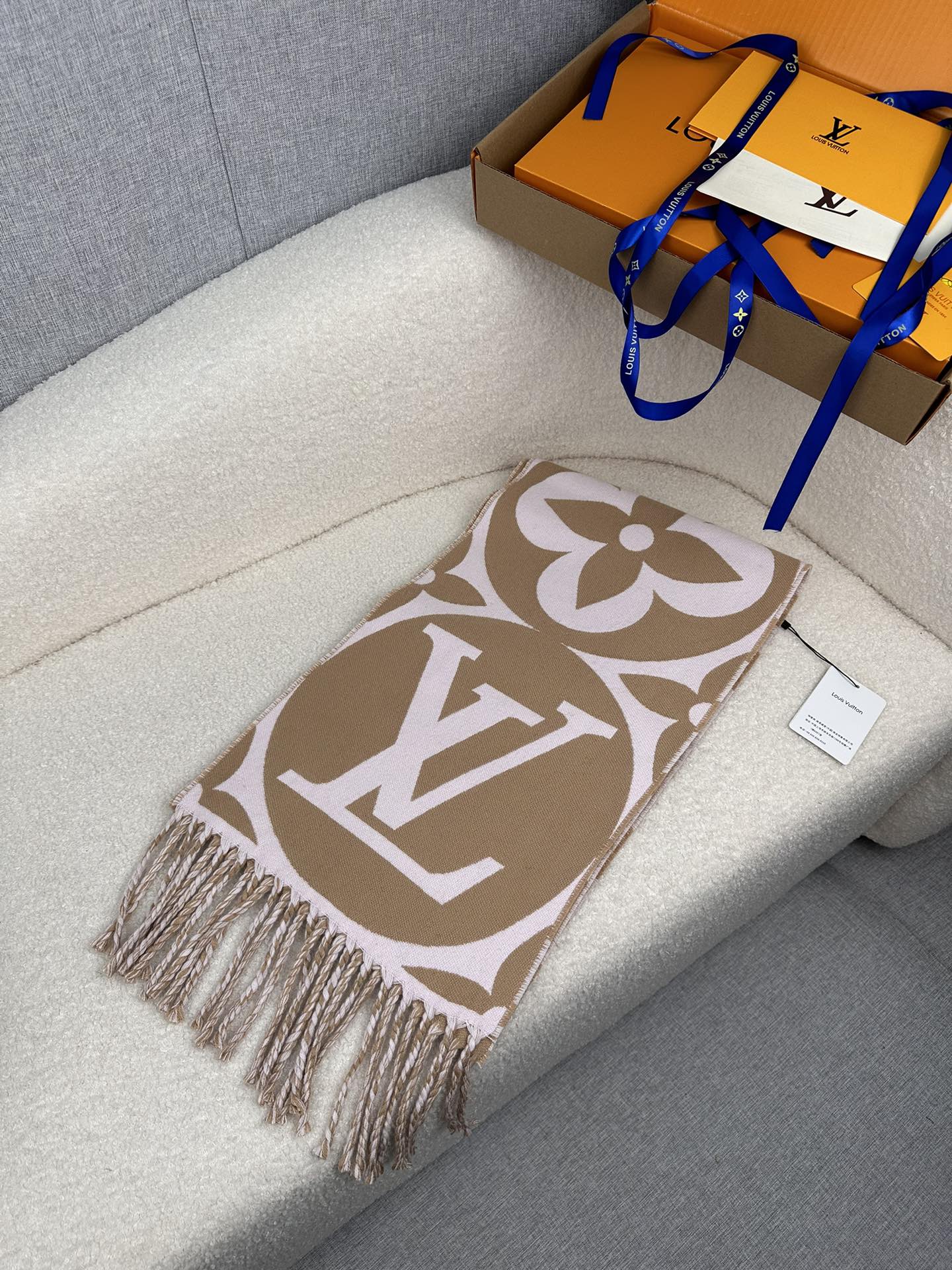 LV 一比一大Logo圍巾 米駝拼色流蘇設計|超A仿原單精品圖片 12 LV 一比一大Logo圍巾 米駝拼色流蘇設計|歐美奢侈品精品推薦