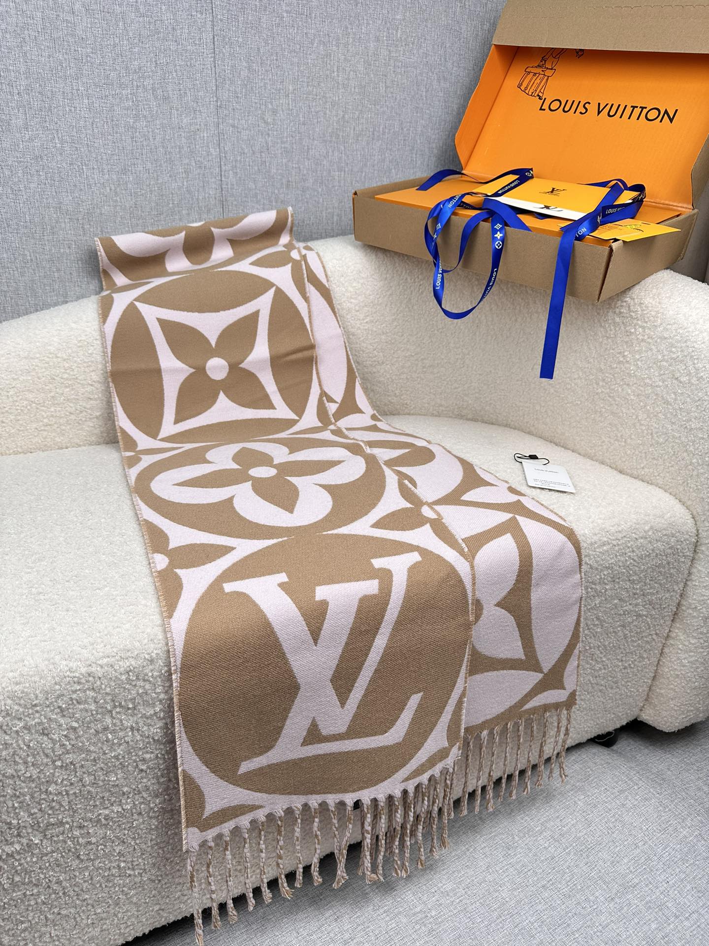 LV 一比一大Logo圍巾 米駝拼色流蘇設計|超A仿原單精品圖片 11 LV 一比一大Logo圍巾 米駝拼色流蘇設計|歐美奢侈品精品推薦