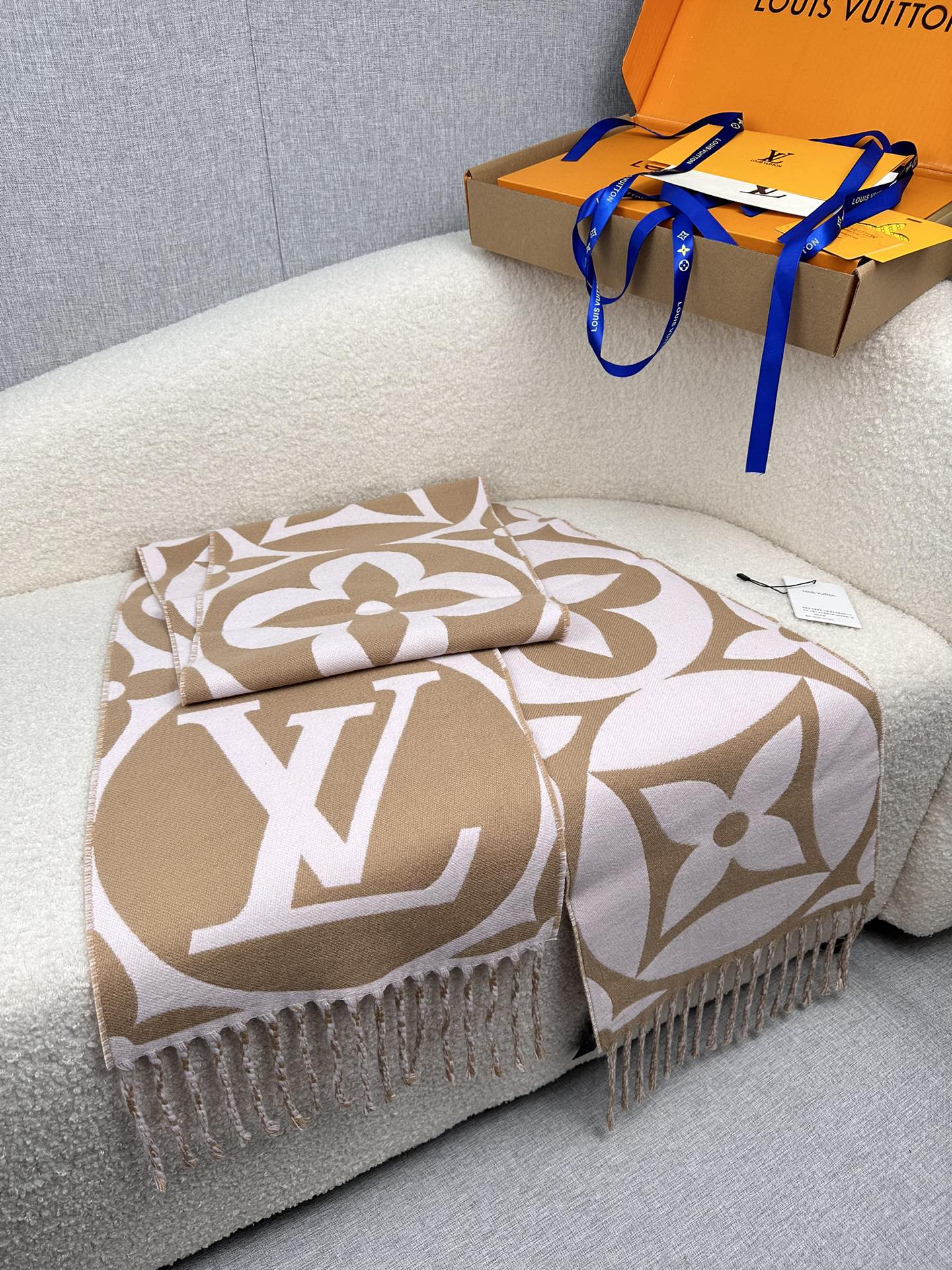 LV 一比一大Logo圍巾 米駝拼色流蘇設計|超A仿原單精品圖片 10 LV 一比一大Logo圍巾 米駝拼色流蘇設計|歐美奢侈品精品推薦