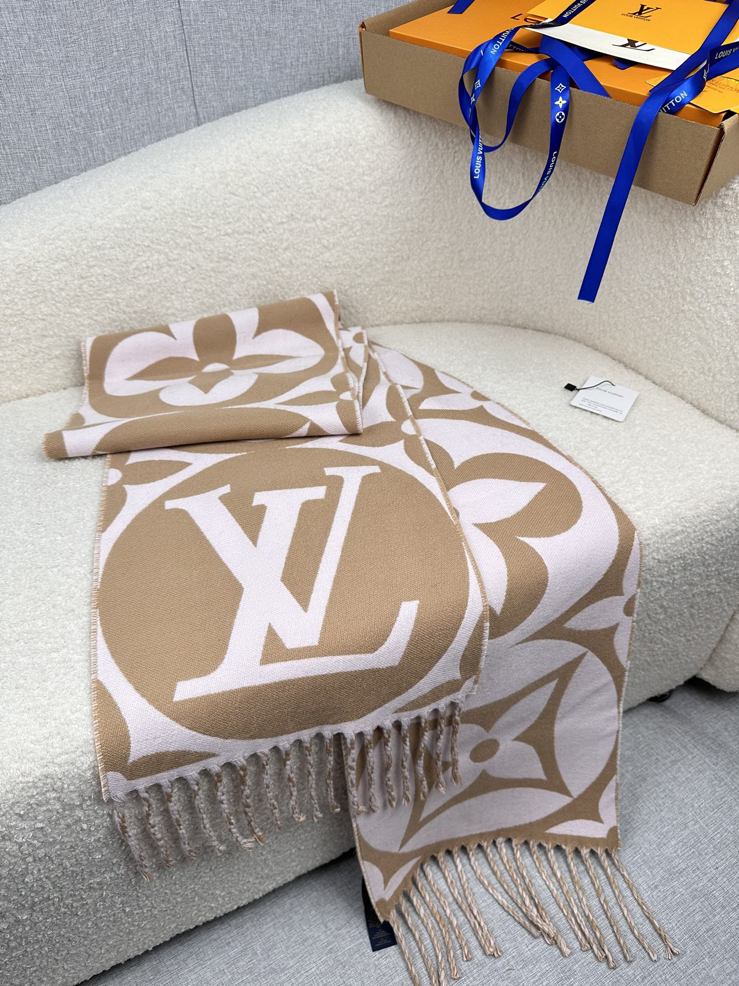 LV 一比一大Logo圍巾 米駝拼色流蘇設計|超A仿原單精品圖片 8 LV 一比一大Logo圍巾 米駝拼色流蘇設計|歐美奢侈品精品推薦