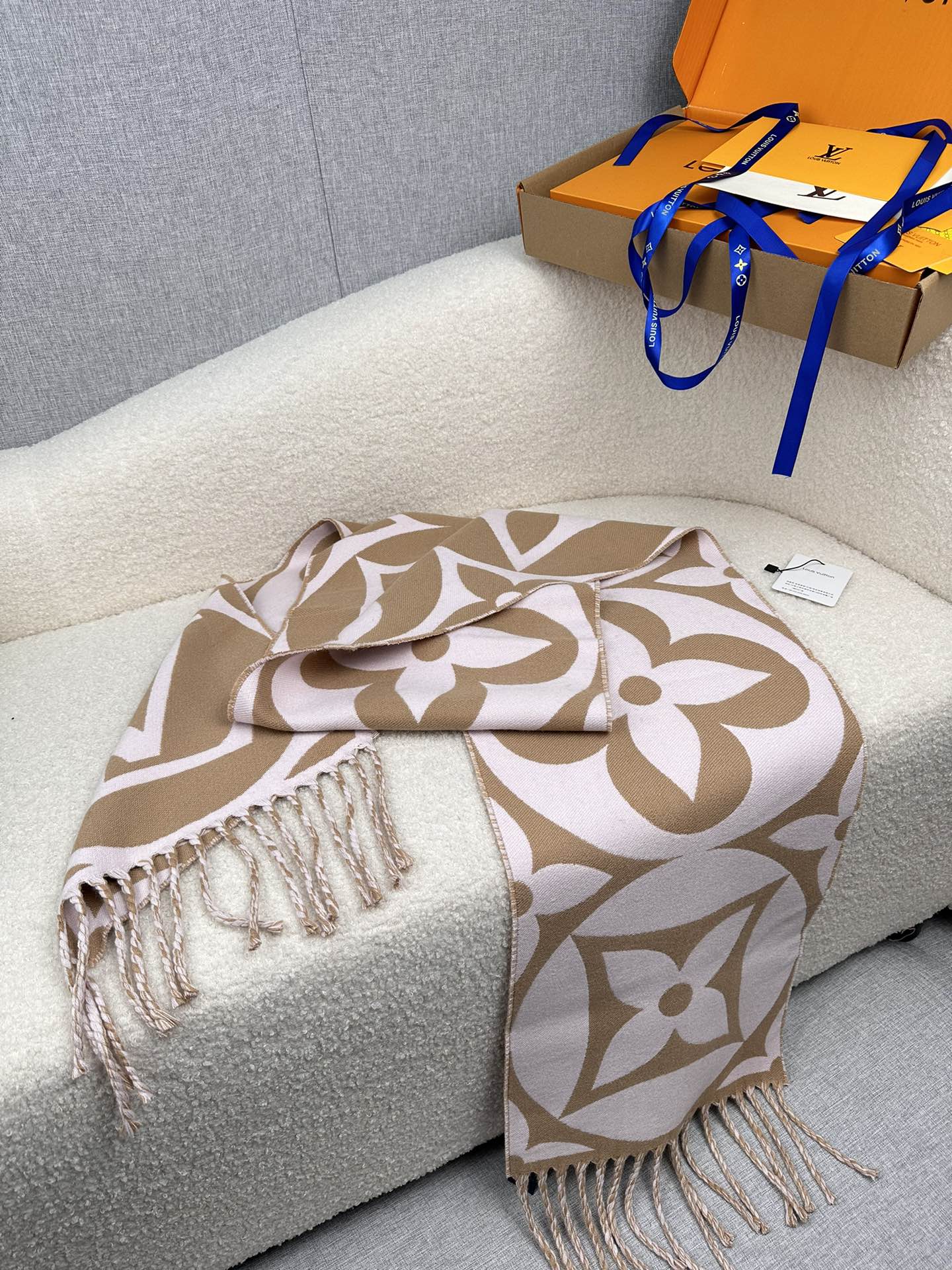 LV 一比一大Logo圍巾 米駝拼色流蘇設計|超A仿原單精品圖片 7 LV 一比一大Logo圍巾 米駝拼色流蘇設計|歐美奢侈品精品推薦