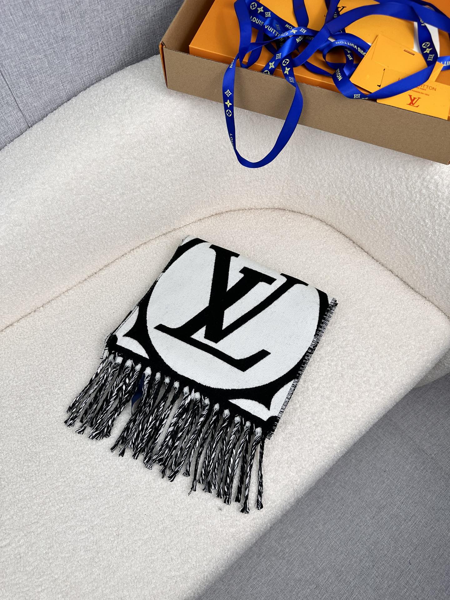 LV 原單黑白大Logo圍巾 流蘇百搭設計|超A仿原單精品圖片 6 LV 原單黑白大Logo圍巾 流蘇百搭設計|歐美奢侈品精品推薦