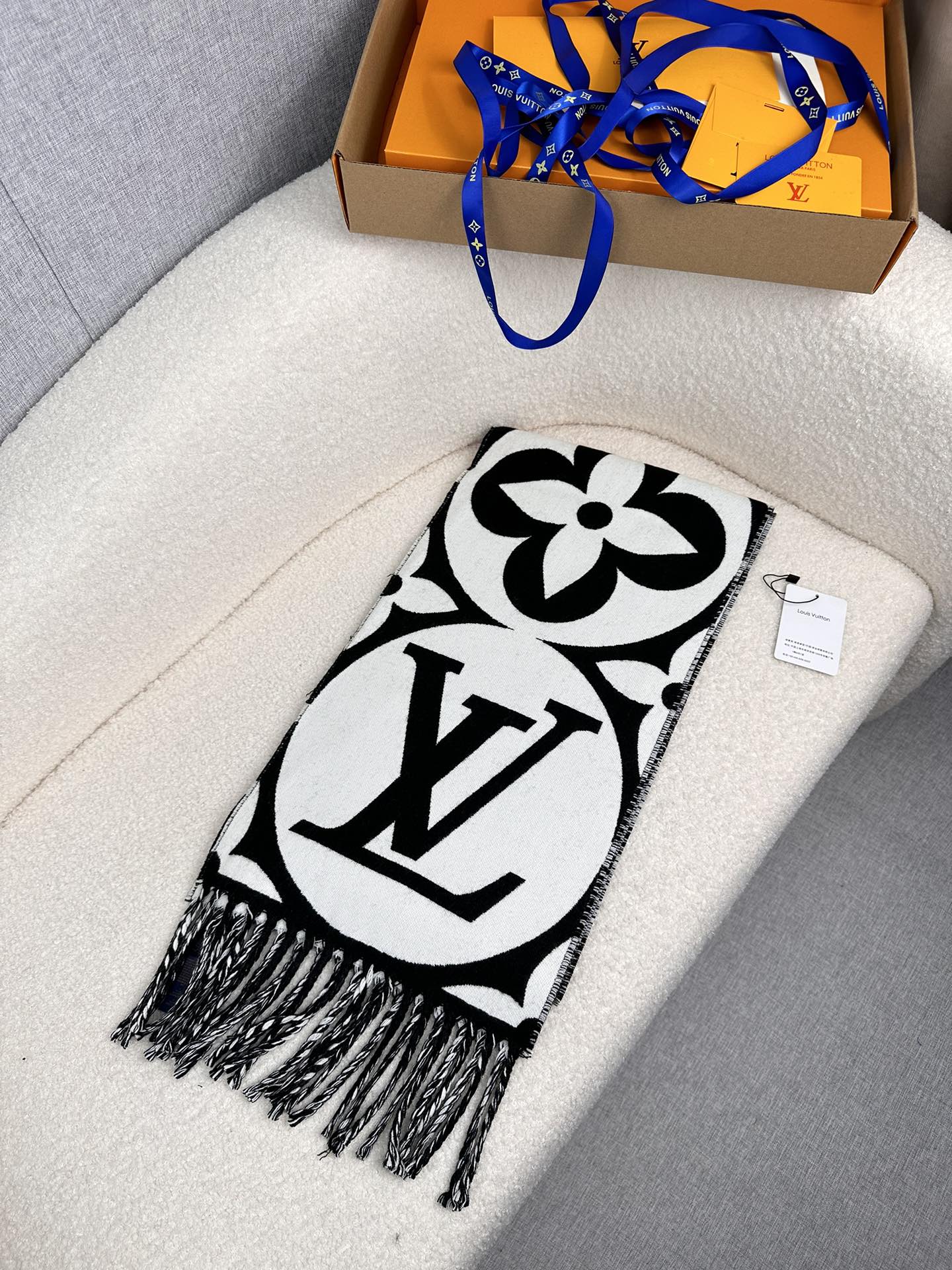 LV 原單黑白大Logo圍巾 流蘇百搭設計|超A仿原單精品圖片 12 LV 原單黑白大Logo圍巾 流蘇百搭設計|歐美奢侈品精品推薦