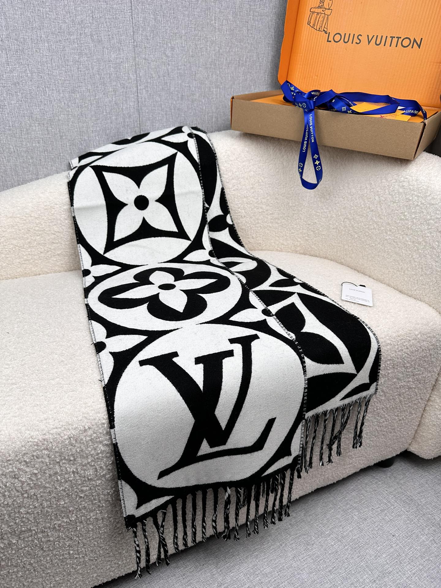 LV 原單黑白大Logo圍巾 流蘇百搭設計|超A仿原單精品圖片 10 LV 原單黑白大Logo圍巾 流蘇百搭設計|歐美奢侈品精品推薦