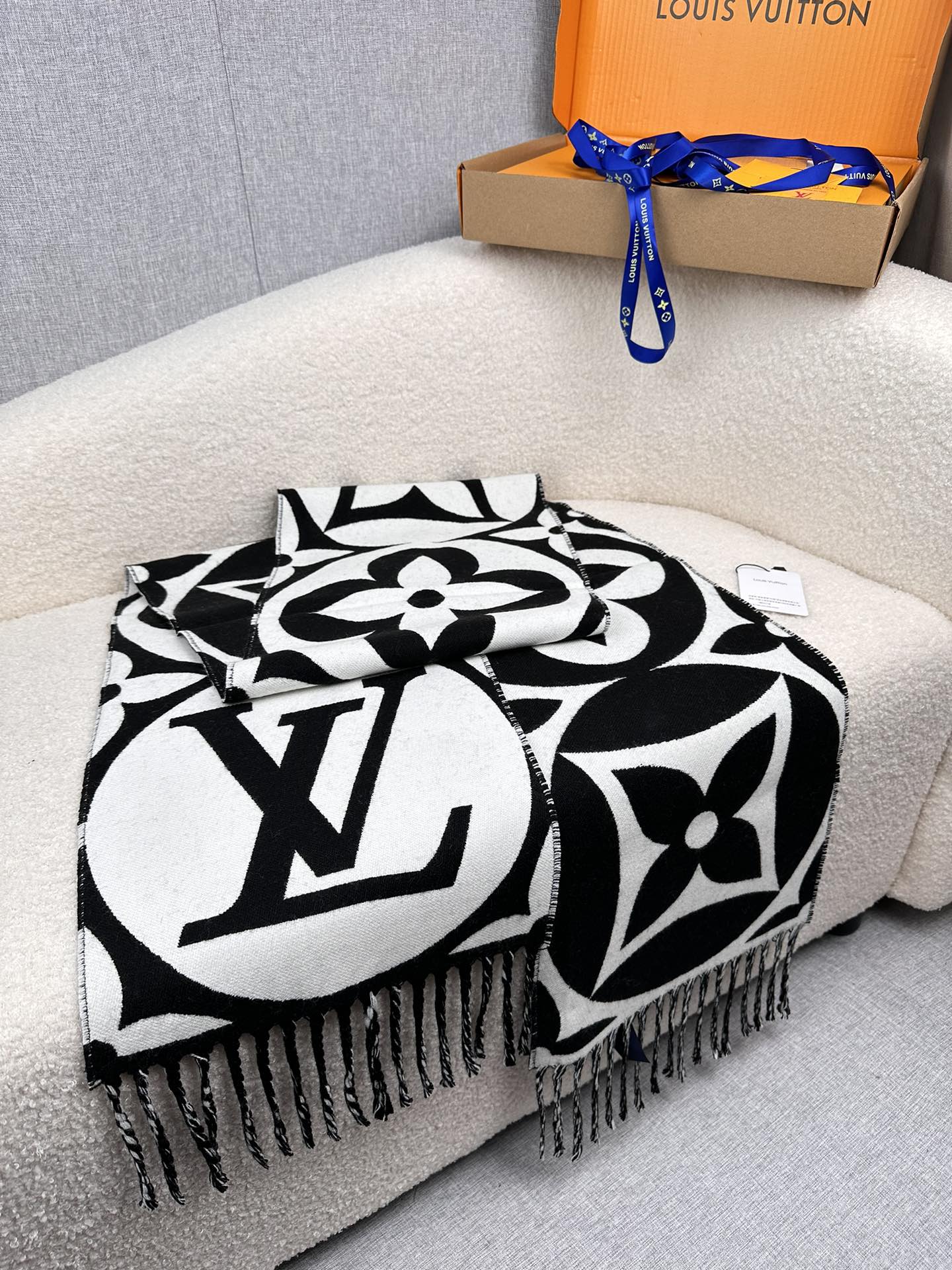 LV 原單黑白大Logo圍巾 流蘇百搭設計|超A仿原單精品圖片 9 LV 原單黑白大Logo圍巾 流蘇百搭設計|歐美奢侈品精品推薦