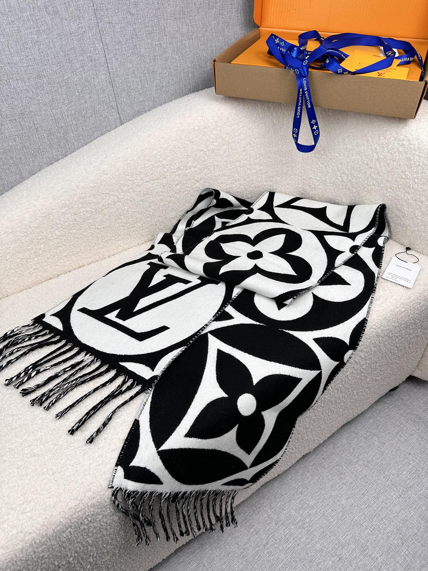 LV 原單黑白大Logo圍巾 流蘇百搭設計|超A仿原單精品圖片 8 LV 原單黑白大Logo圍巾 流蘇百搭設計|歐美奢侈品精品推薦