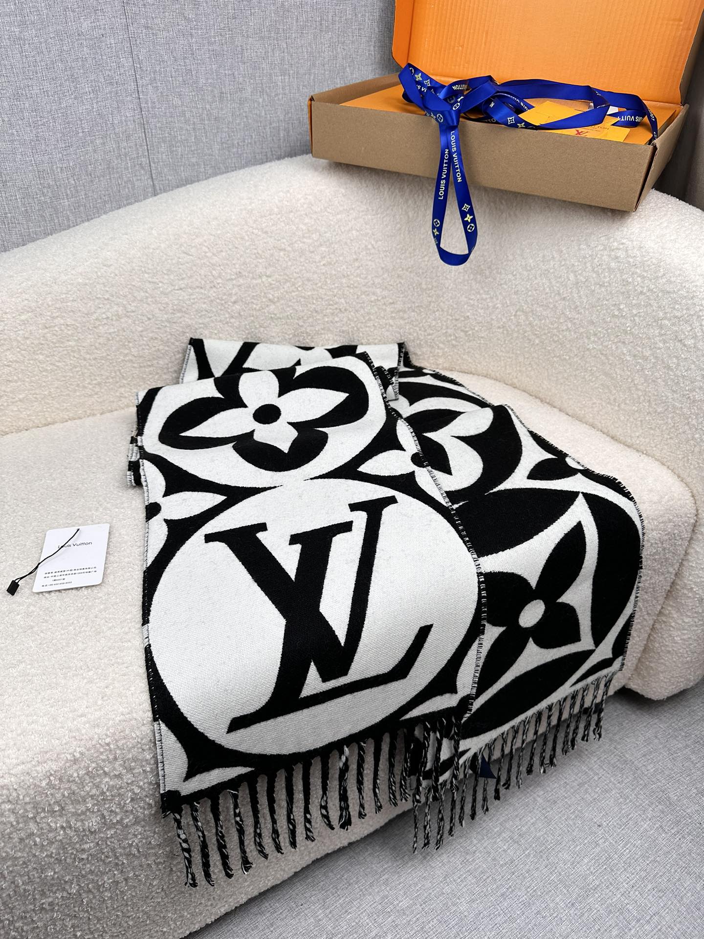 LV 原單黑白大Logo圍巾 流蘇百搭設計|超A仿原單精品圖片 7 LV 原單黑白大Logo圍巾 流蘇百搭設計|歐美奢侈品精品推薦