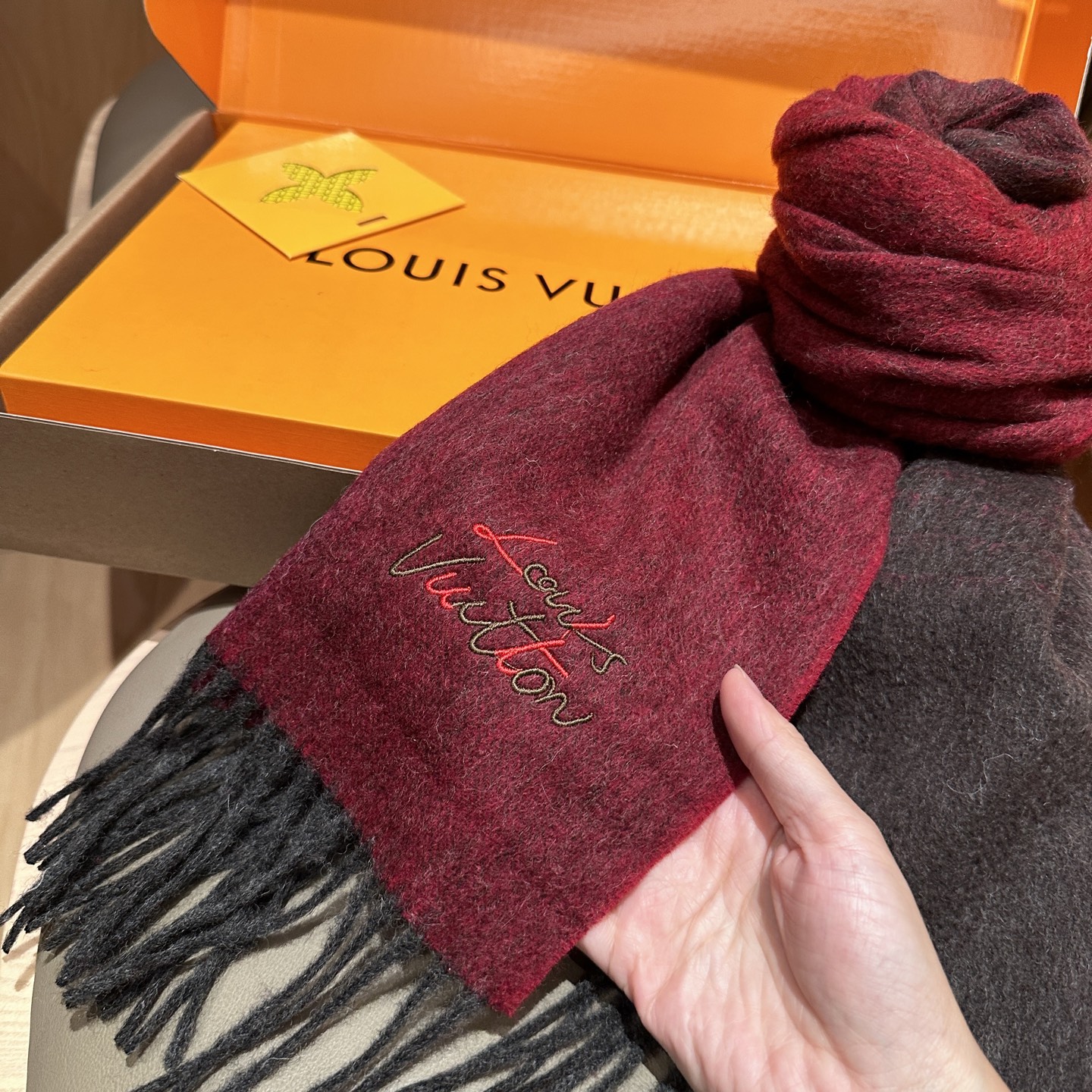 LV 精品仿製圍巾 紅棕拼接設計 保暖質感款｜歐美奢侈品精品推薦