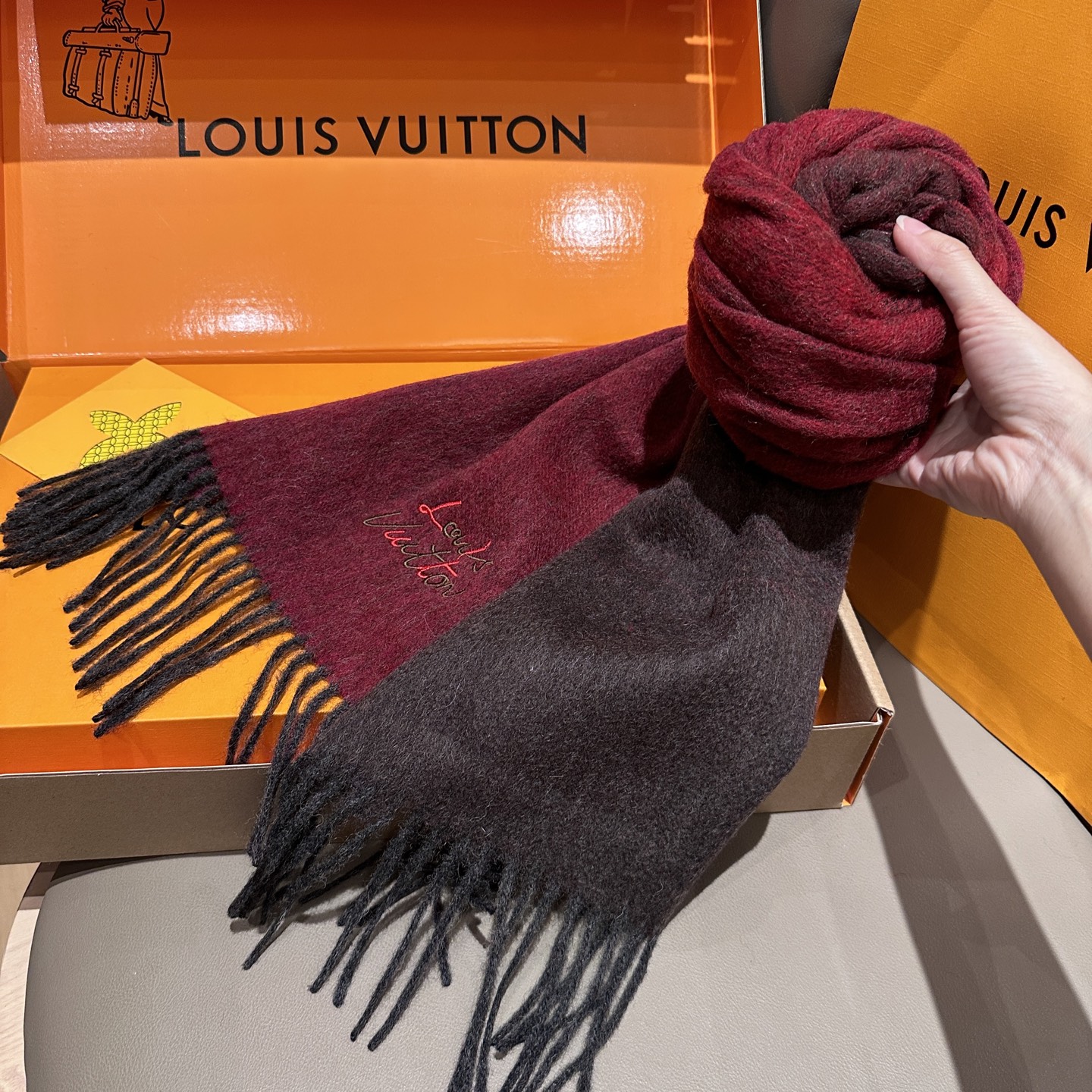 LV 精品仿製圍巾 紅棕拼接設計 保暖質感款｜歐美奢侈品精品推薦