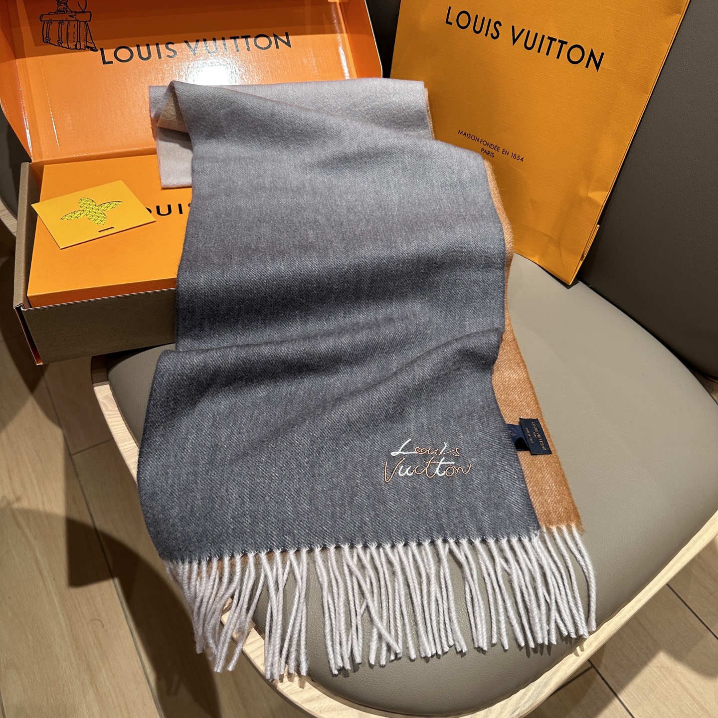 LV 精品仿製圍巾 灰橘拼接保暖款 優雅百搭｜歐美奢侈品精品推薦