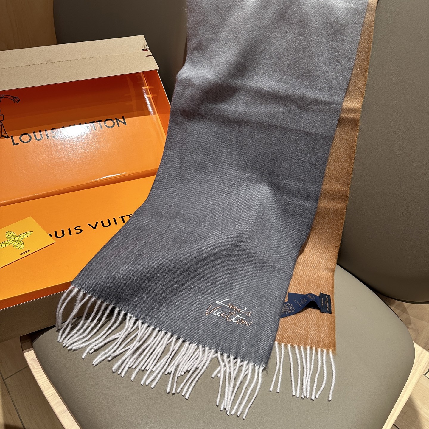 LV 精品仿製圍巾 灰橘拼接保暖款 優雅百搭｜歐美奢侈品精品推薦
