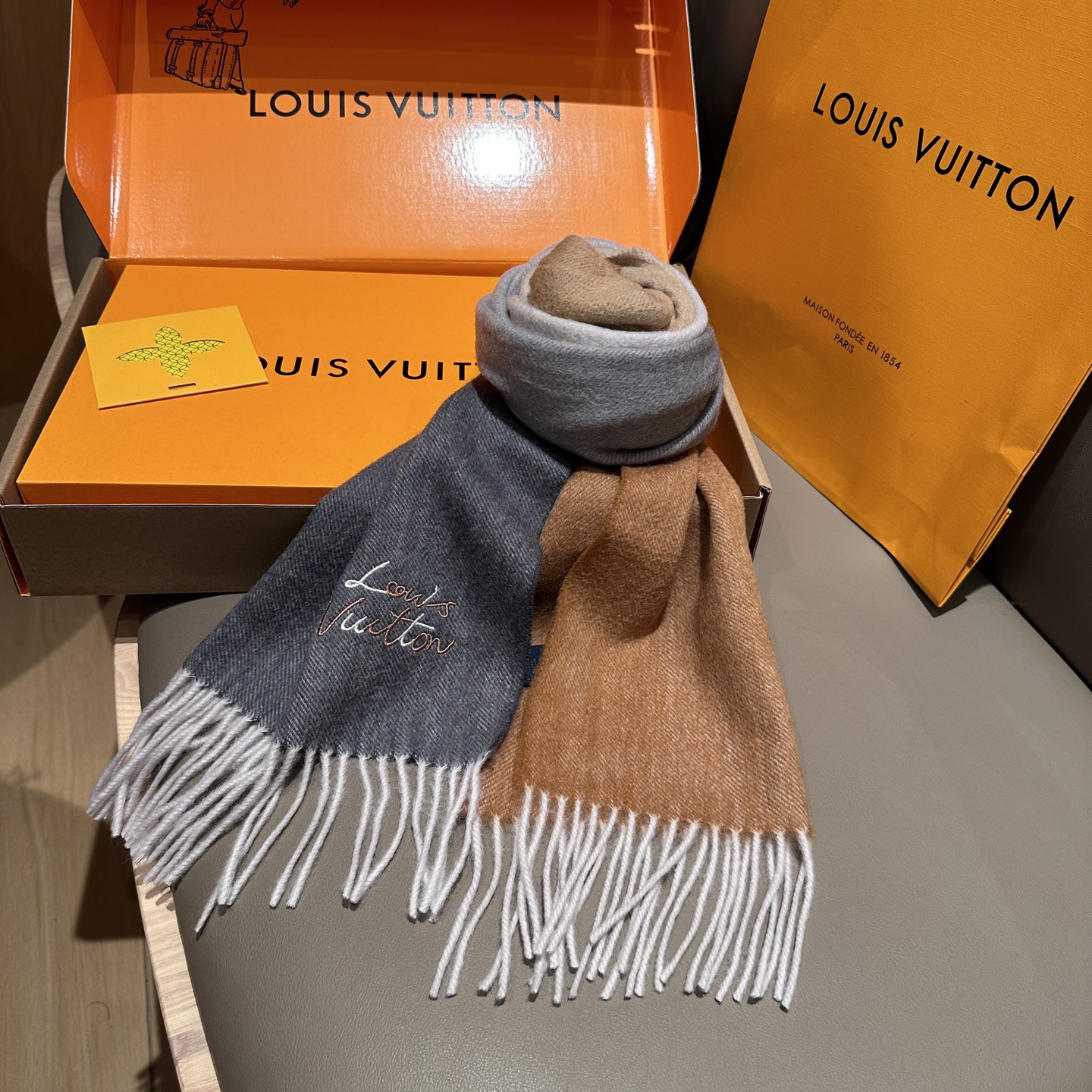 LV 精品仿製圍巾 灰橘拼接保暖款 優雅百搭｜歐美奢侈品精品推薦