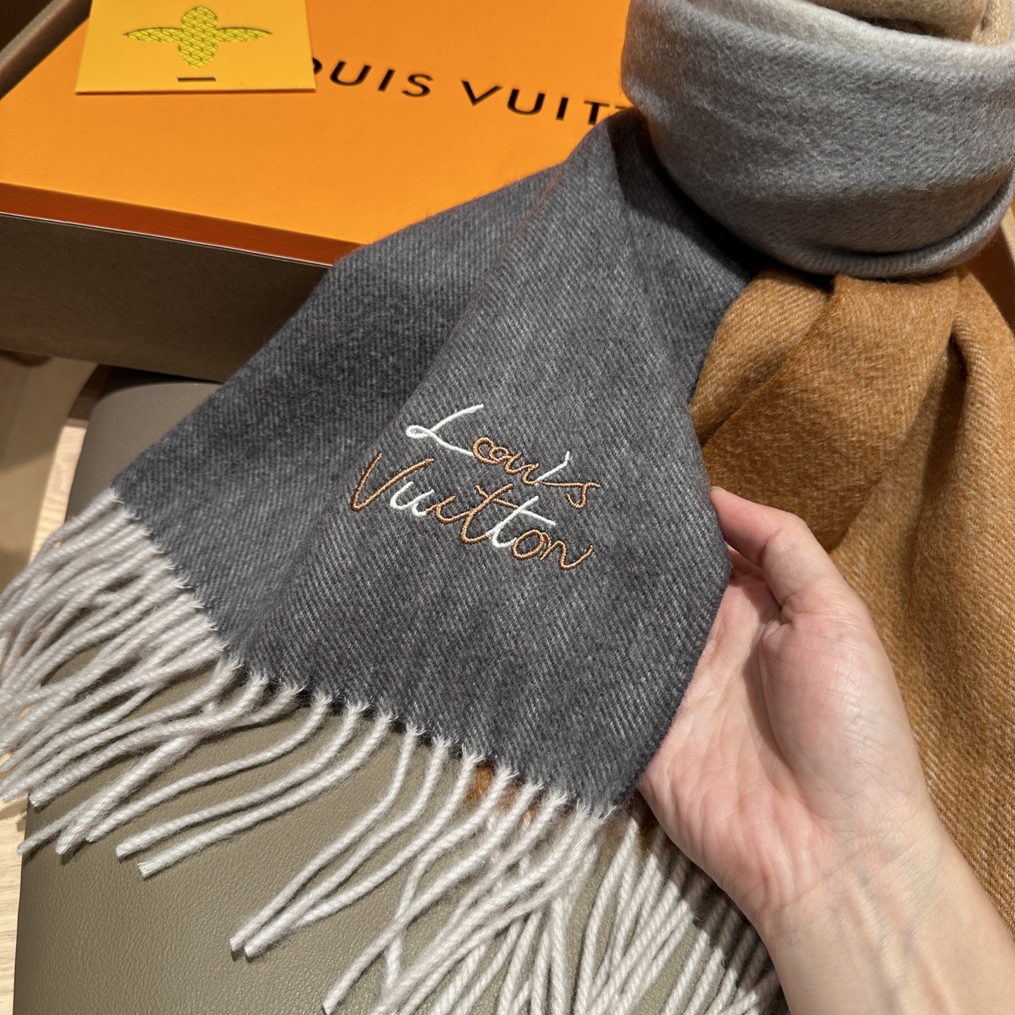 LV 精品仿製圍巾 灰橘拼接保暖款 優雅百搭｜歐美奢侈品精品推薦