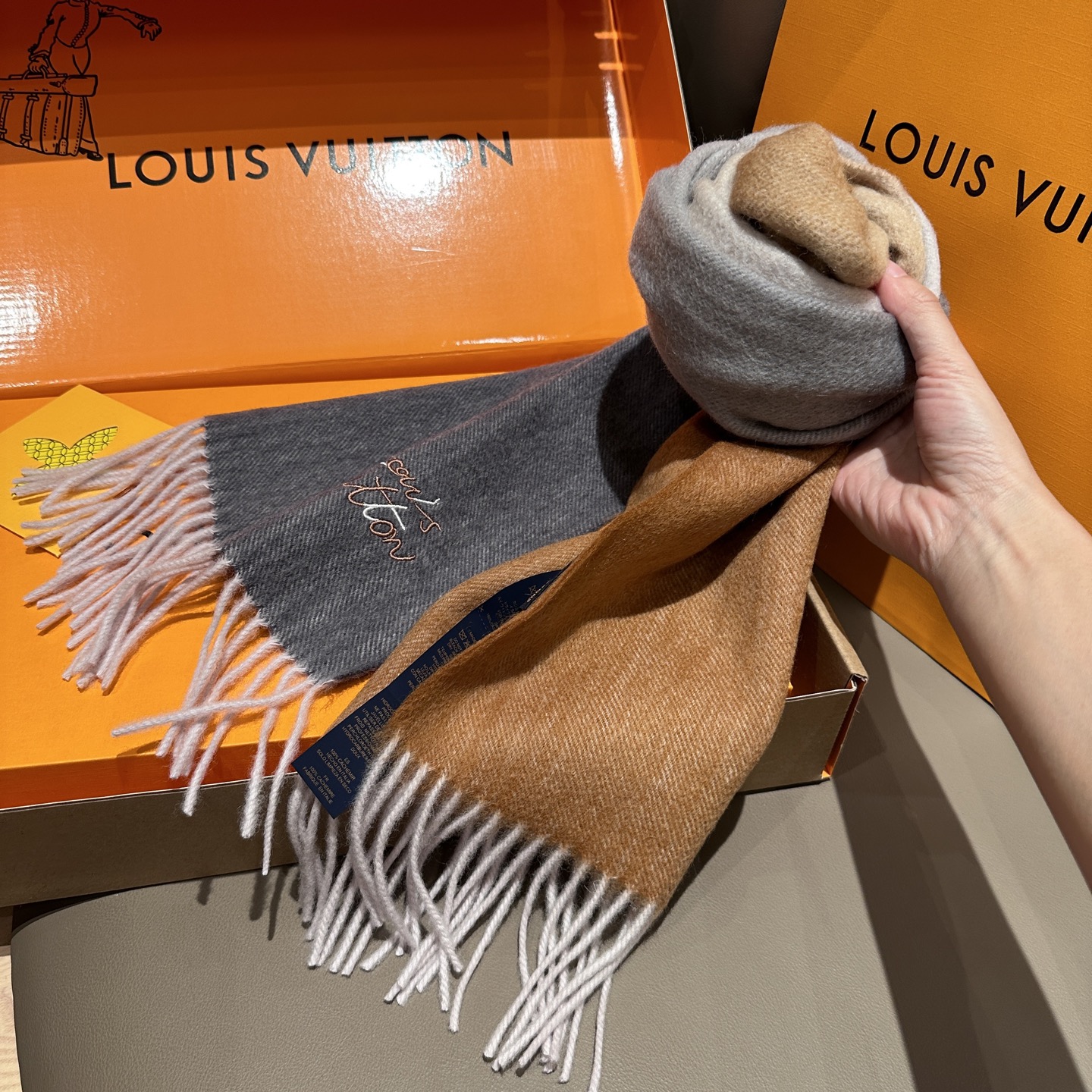 LV 精品仿製圍巾 灰橘拼接保暖款 優雅百搭｜歐美奢侈品精品推薦