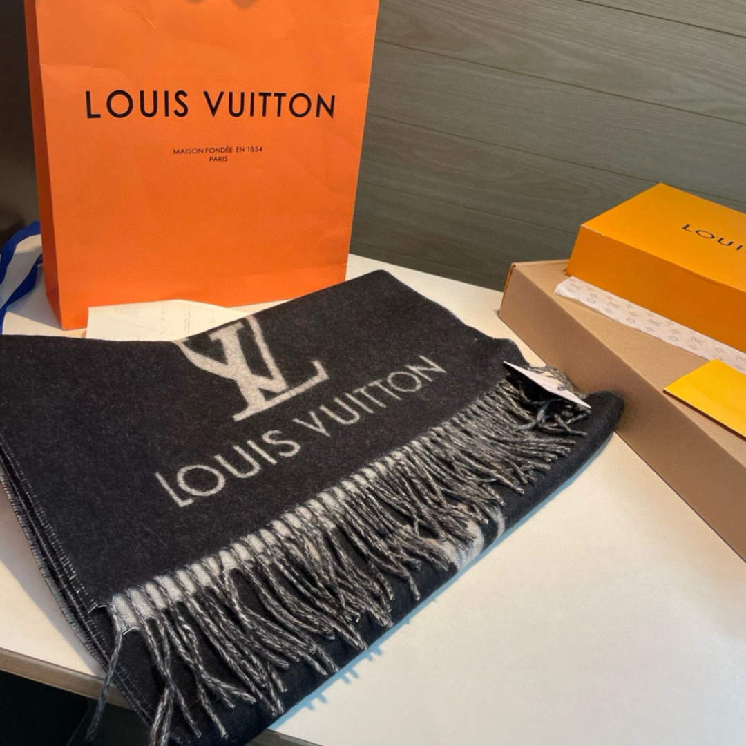 LV 一比一圍巾 黑灰大LOGO流蘇 保暖時尚款｜歐美奢侈品精品推薦