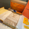 LV 原單圍巾 米色大LOGO流蘇 百搭高質感款｜歐美奢侈品精品推薦