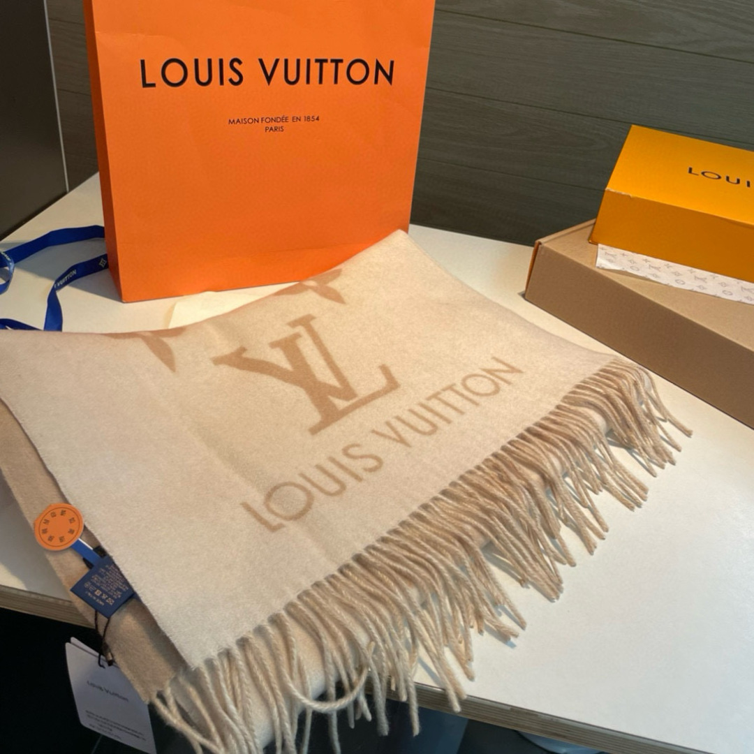 LV 原單圍巾 米色大LOGO流蘇 百搭高質感款｜歐美奢侈品精品推薦
