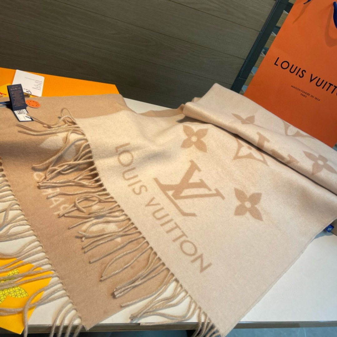 LV 原單圍巾 米色大LOGO流蘇 百搭高質感款｜歐美奢侈品精品推薦