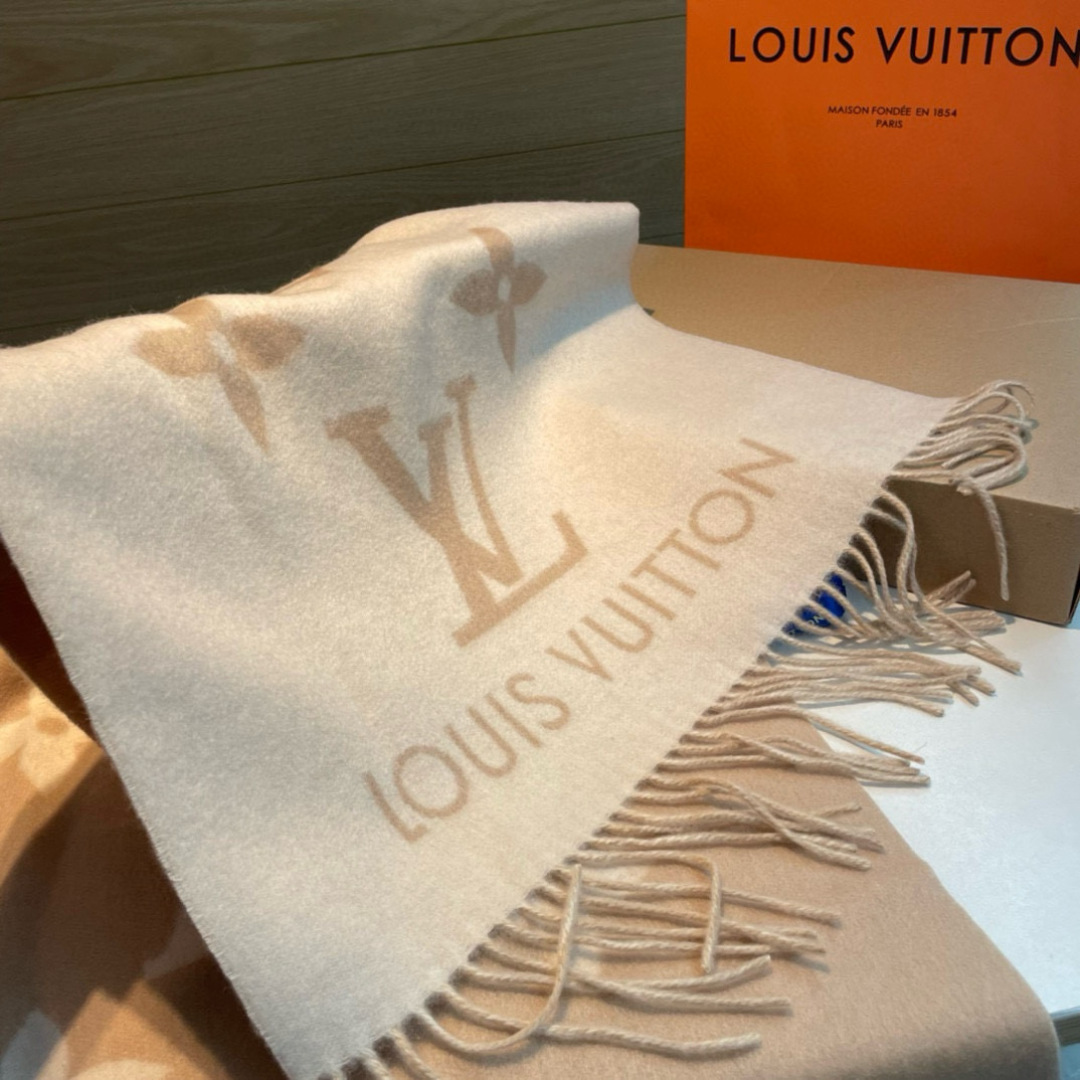 LV 原單圍巾 米色大LOGO流蘇 百搭高質感款｜歐美奢侈品精品推薦