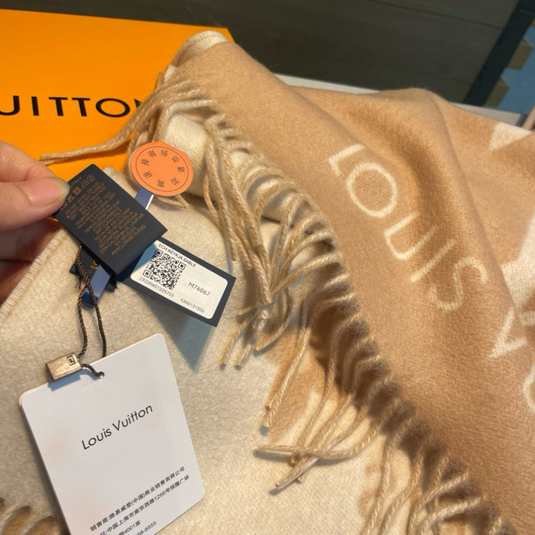 LV 一比一圍巾 米駝色大LOGO流蘇 百搭保暖款｜歐美奢侈品精品推薦