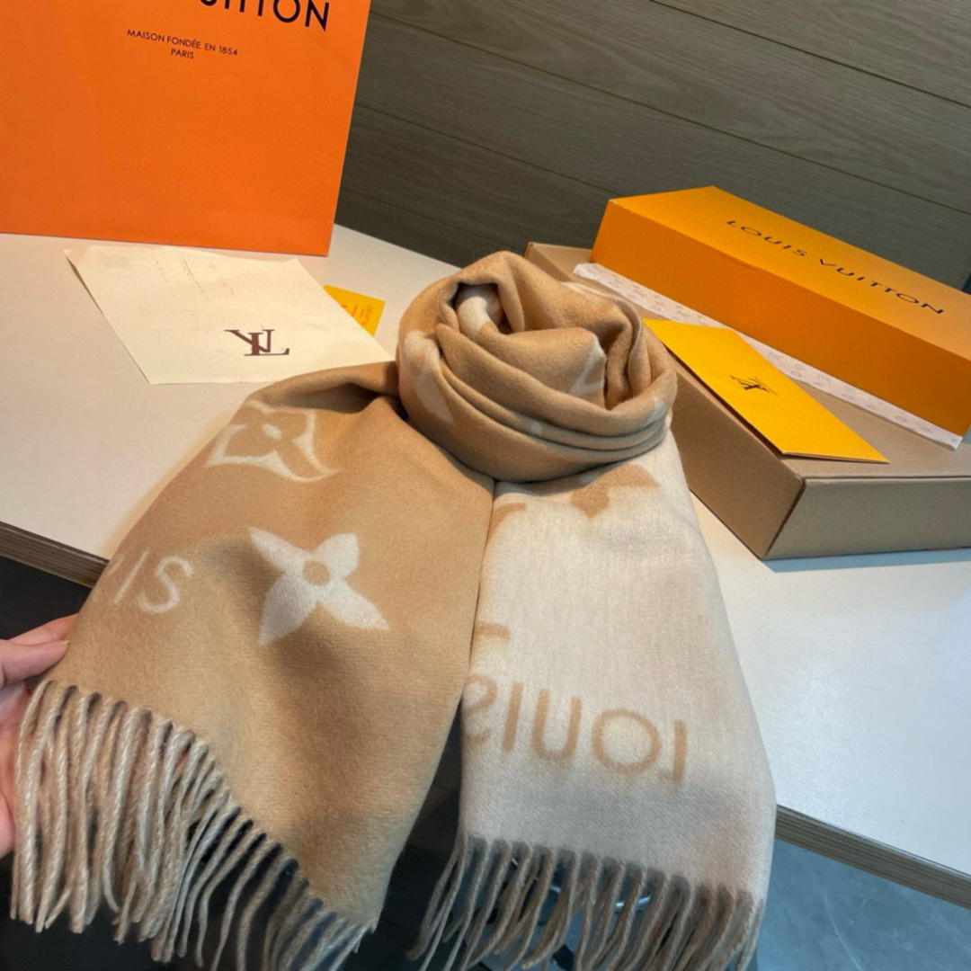LV 一比一圍巾 米駝色大LOGO流蘇 百搭保暖款｜歐美奢侈品精品推薦