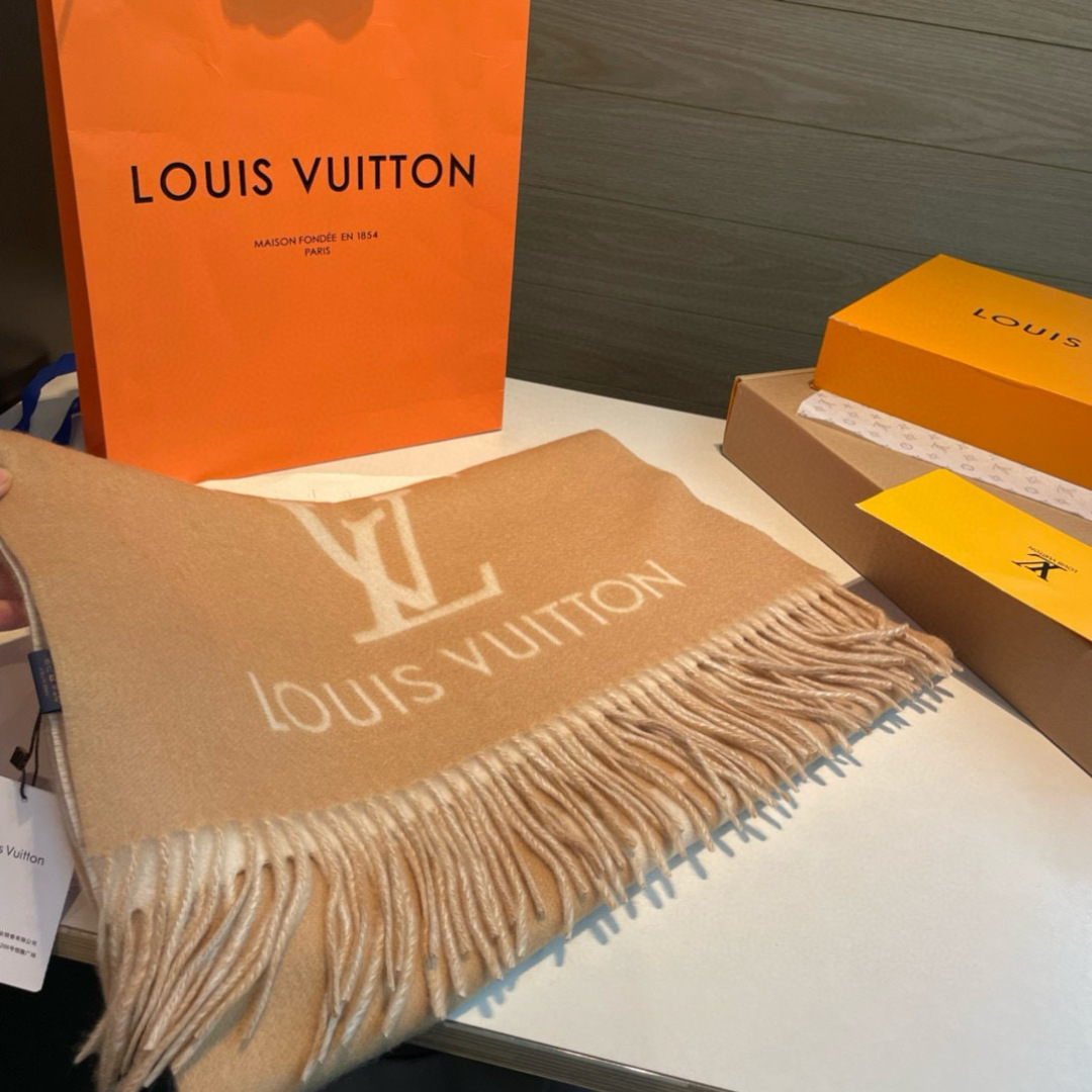 LV 一比一圍巾 米駝色大LOGO流蘇 百搭保暖款｜歐美奢侈品精品推薦