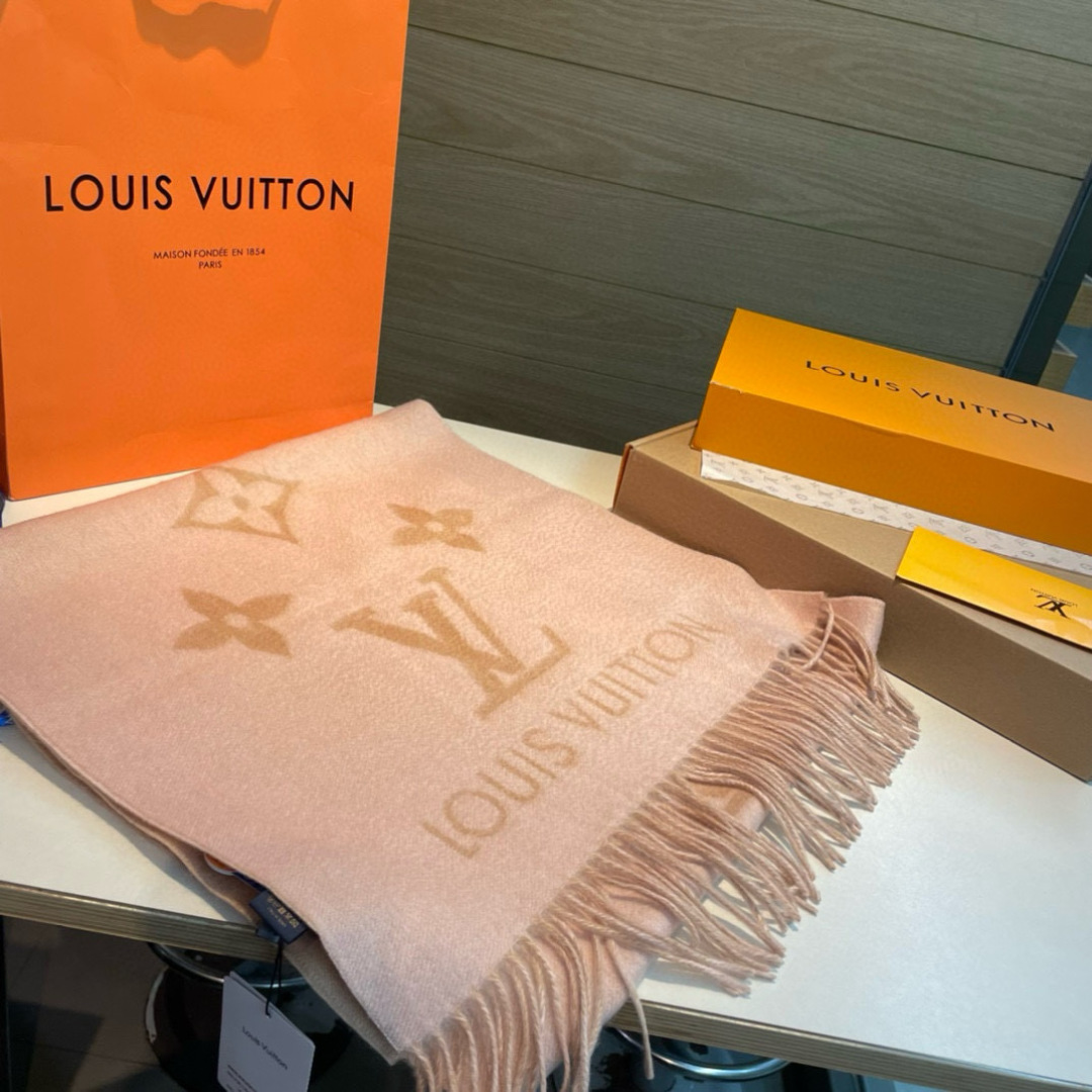LV 原單圍巾 粉駝色大LOGO流蘇 柔軟保暖款｜歐美奢侈品精品推薦