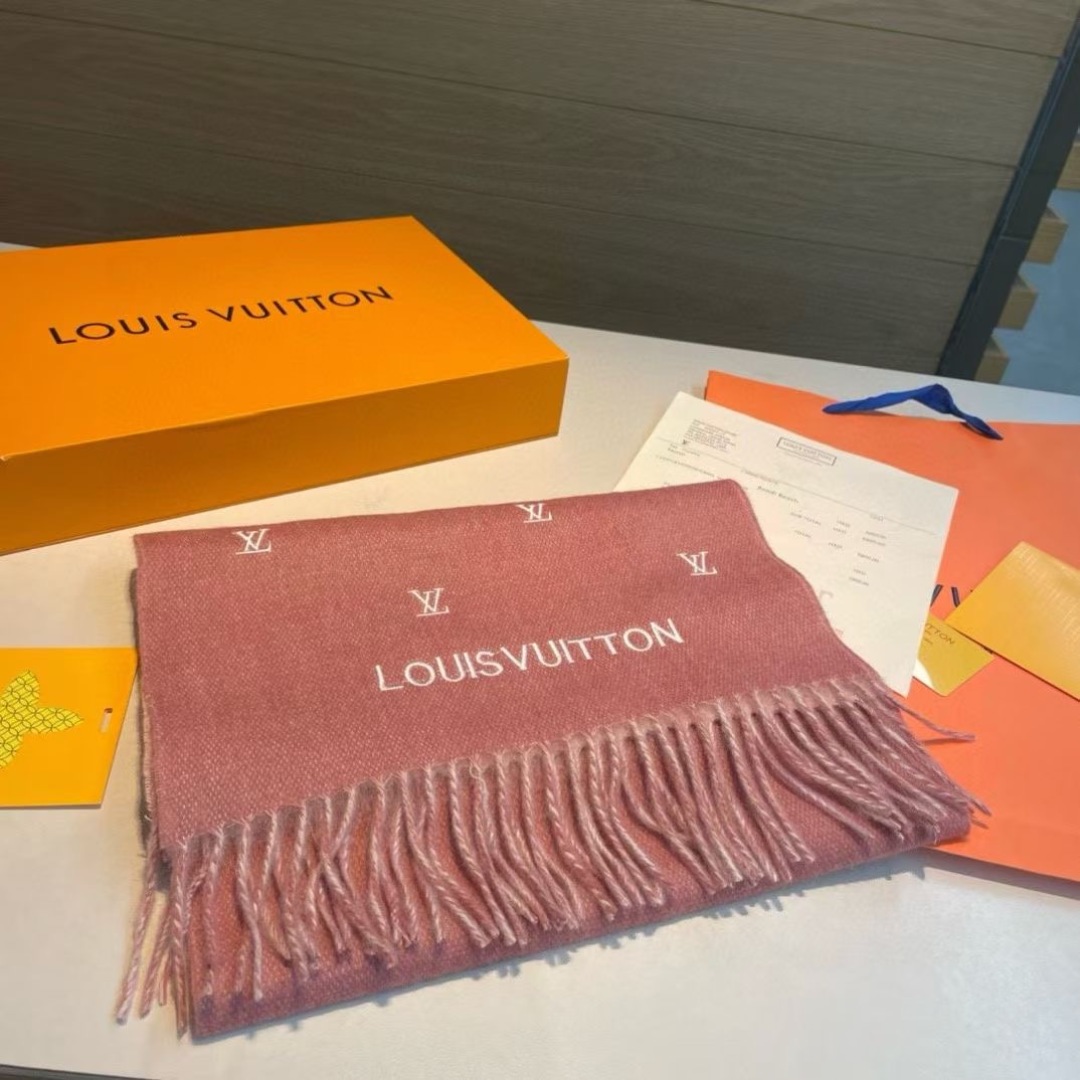 LV 一比一圍巾 粉色Logo流蘇 百搭氣質款|超A仿原單精品圖片 13 LV 一比一圍巾 粉色Logo流蘇 百搭氣質款|歐美奢侈品精品推薦