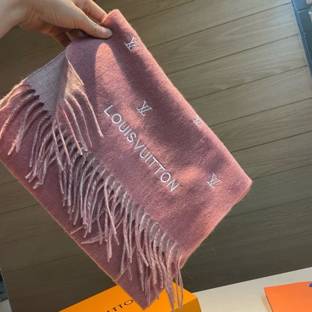 LV 一比一圍巾 粉色Logo流蘇 百搭氣質款|超A仿原單精品圖片 6 LV 一比一圍巾 粉色Logo流蘇 百搭氣質款|歐美奢侈品精品推薦