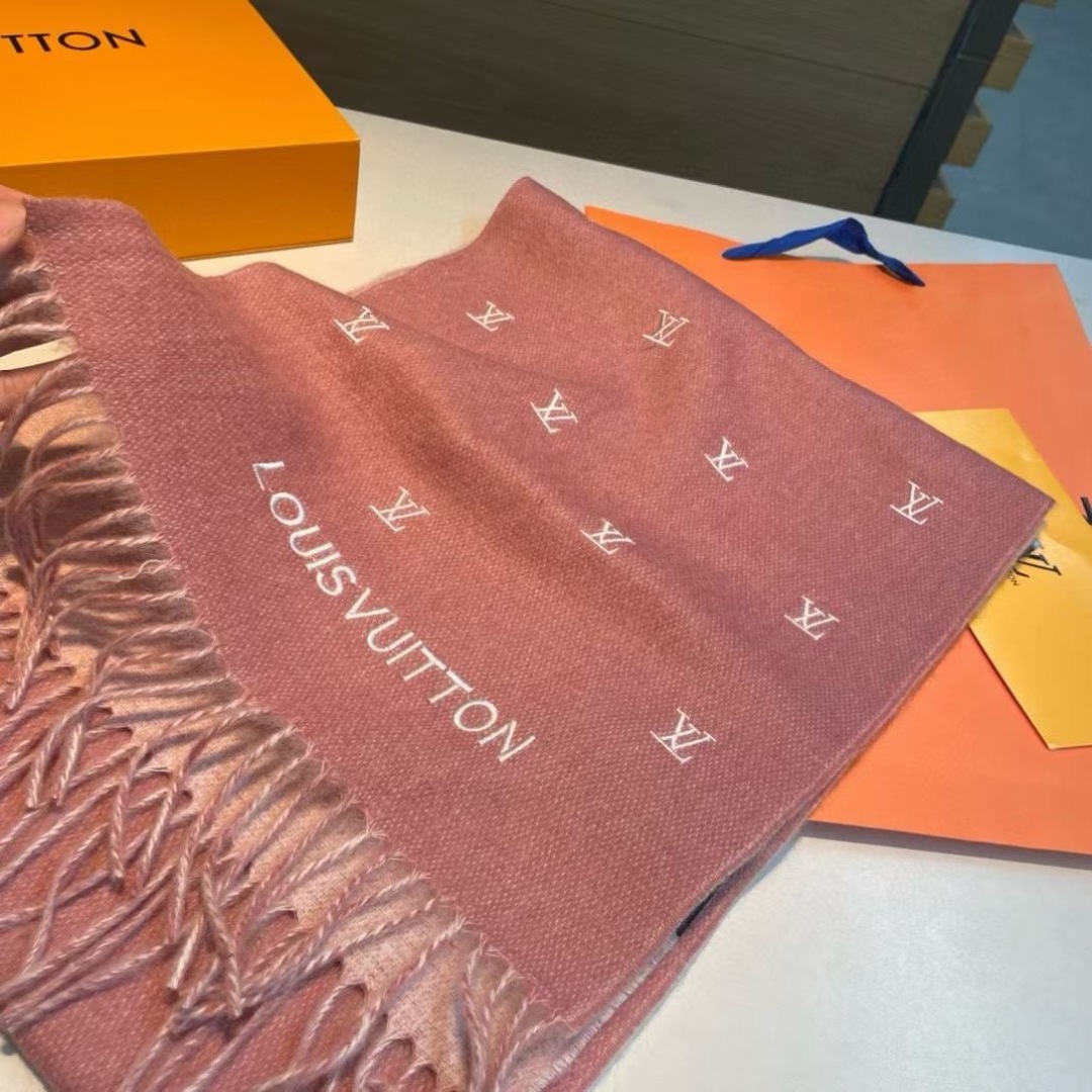 LV 一比一圍巾 粉色Logo流蘇 百搭氣質款|超A仿原單精品圖片 11 LV 一比一圍巾 粉色Logo流蘇 百搭氣質款|歐美奢侈品精品推薦