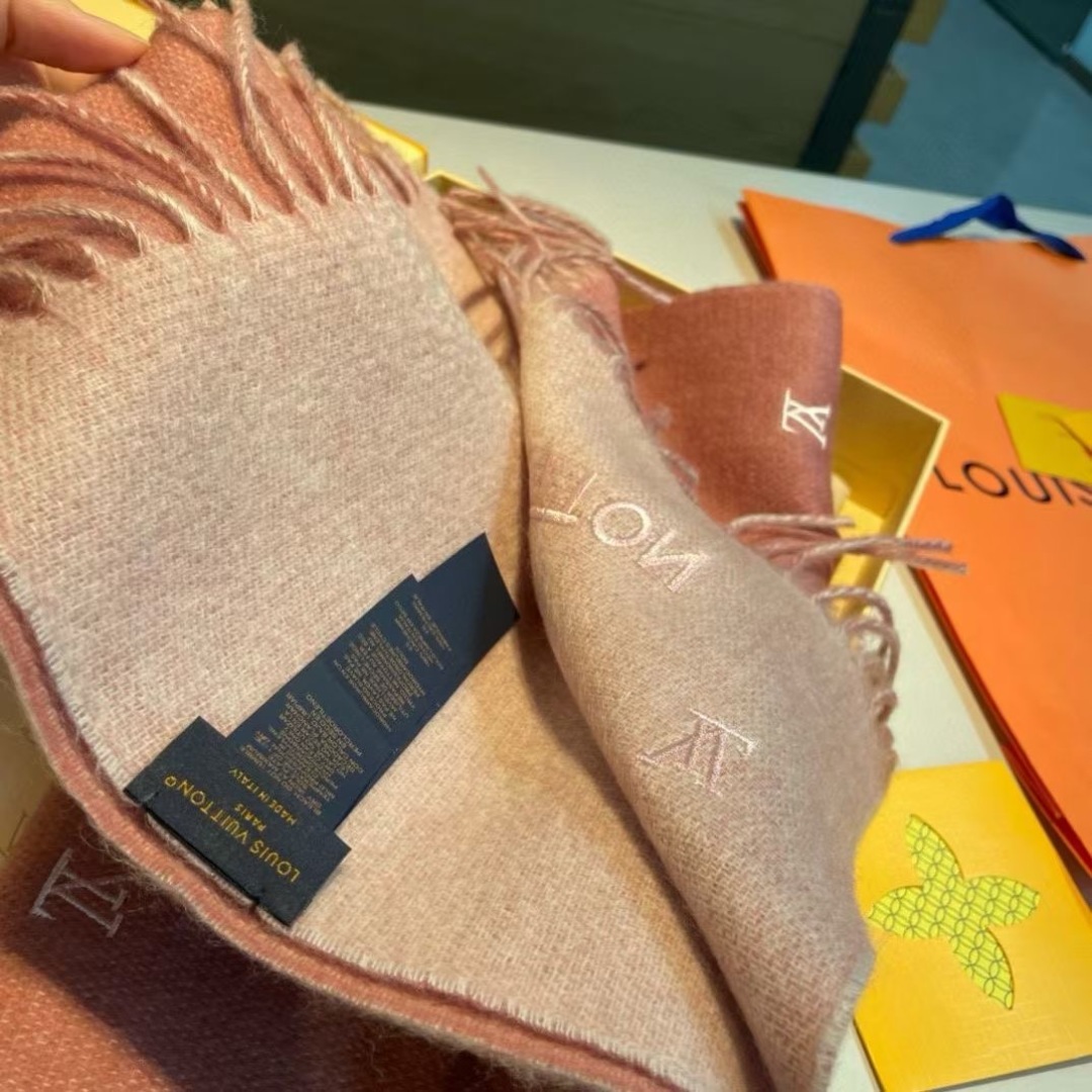 LV 一比一圍巾 粉色Logo流蘇 百搭氣質款|超A仿原單精品圖片 9 LV 一比一圍巾 粉色Logo流蘇 百搭氣質款|歐美奢侈品精品推薦
