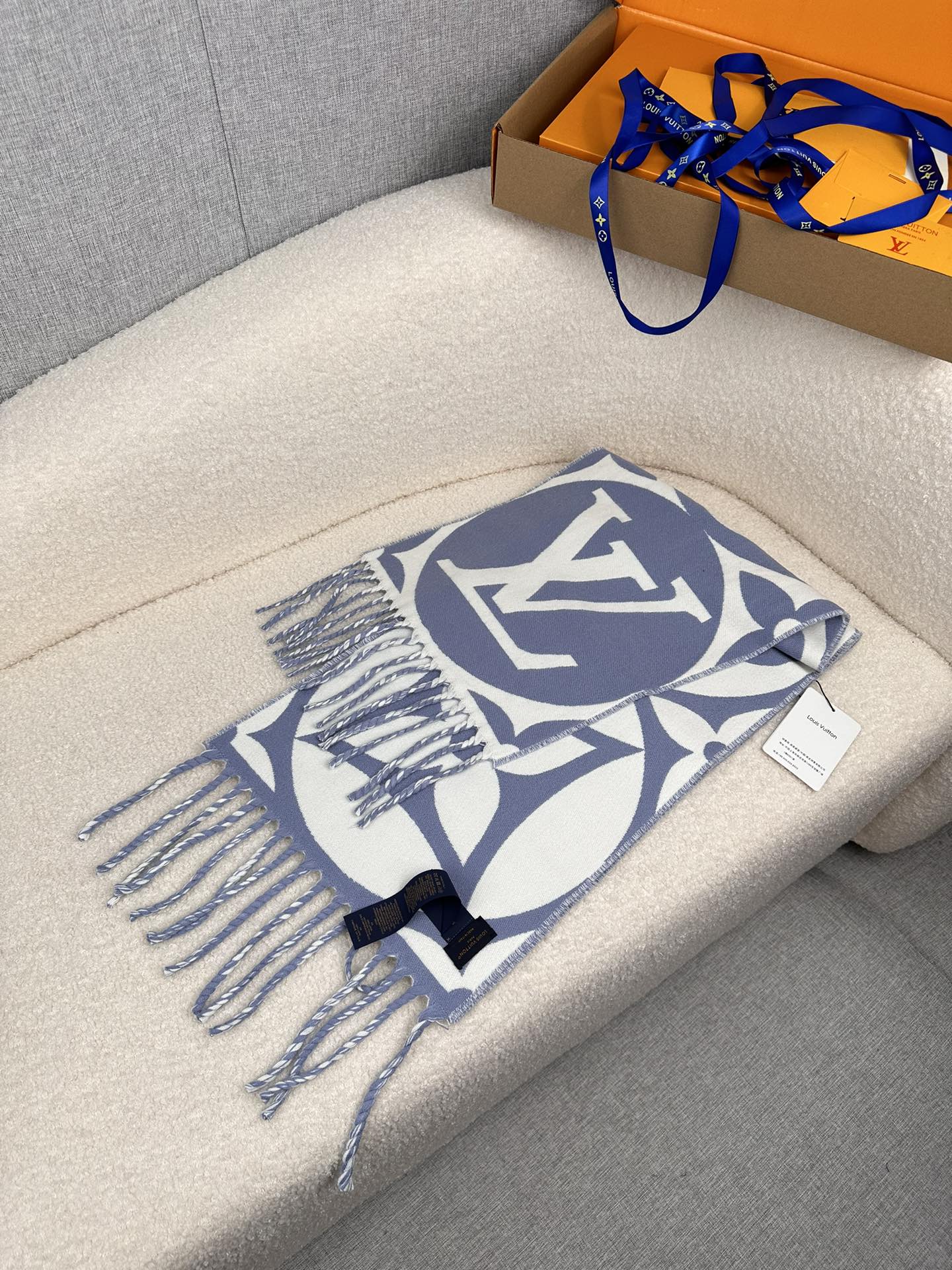 LV 高仿大LOGO雙色圍巾 時尚流蘇保暖款｜歐美奢侈品精品推薦