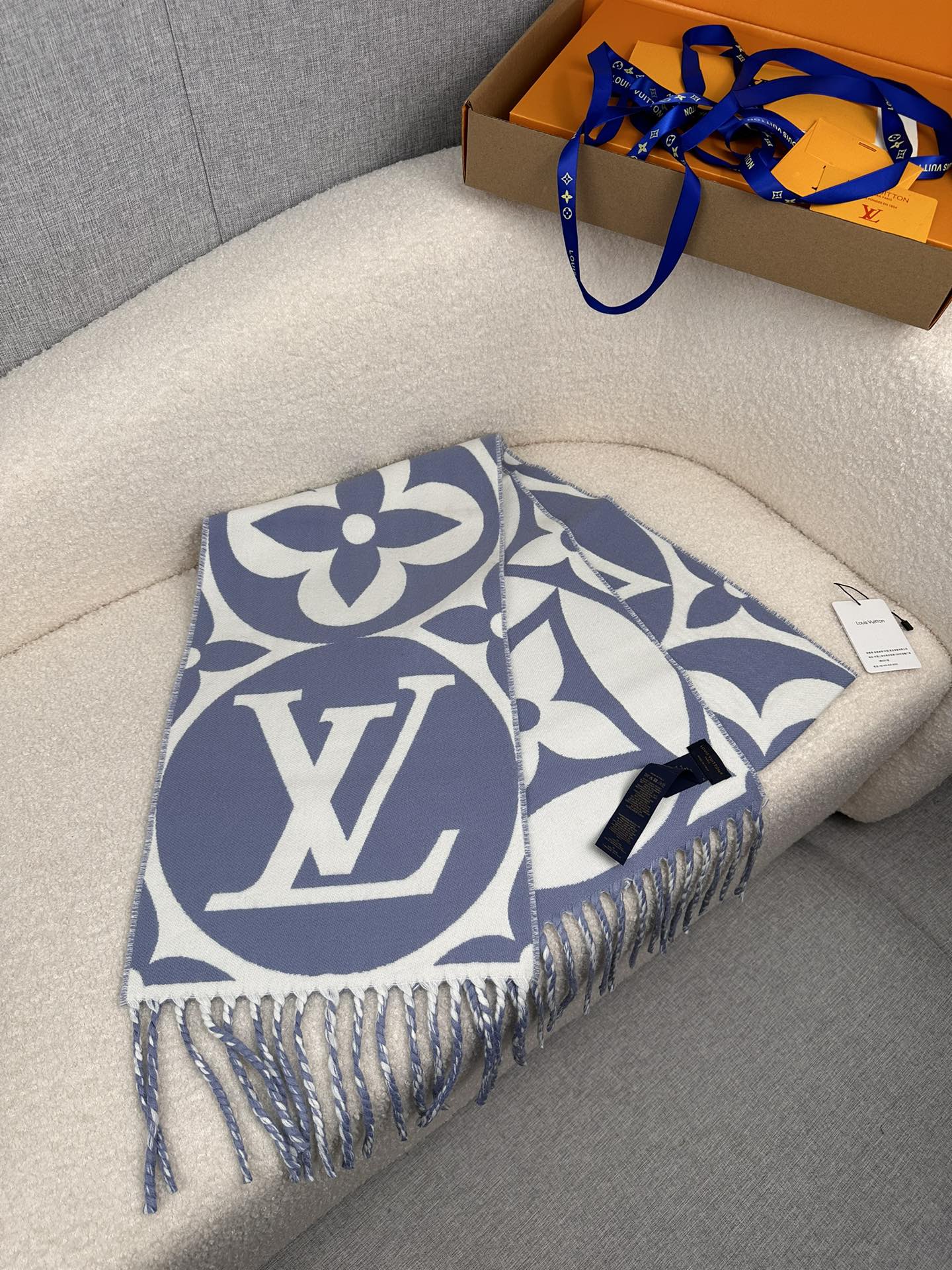 LV 高仿大LOGO雙色圍巾 時尚流蘇保暖款｜歐美奢侈品精品推薦