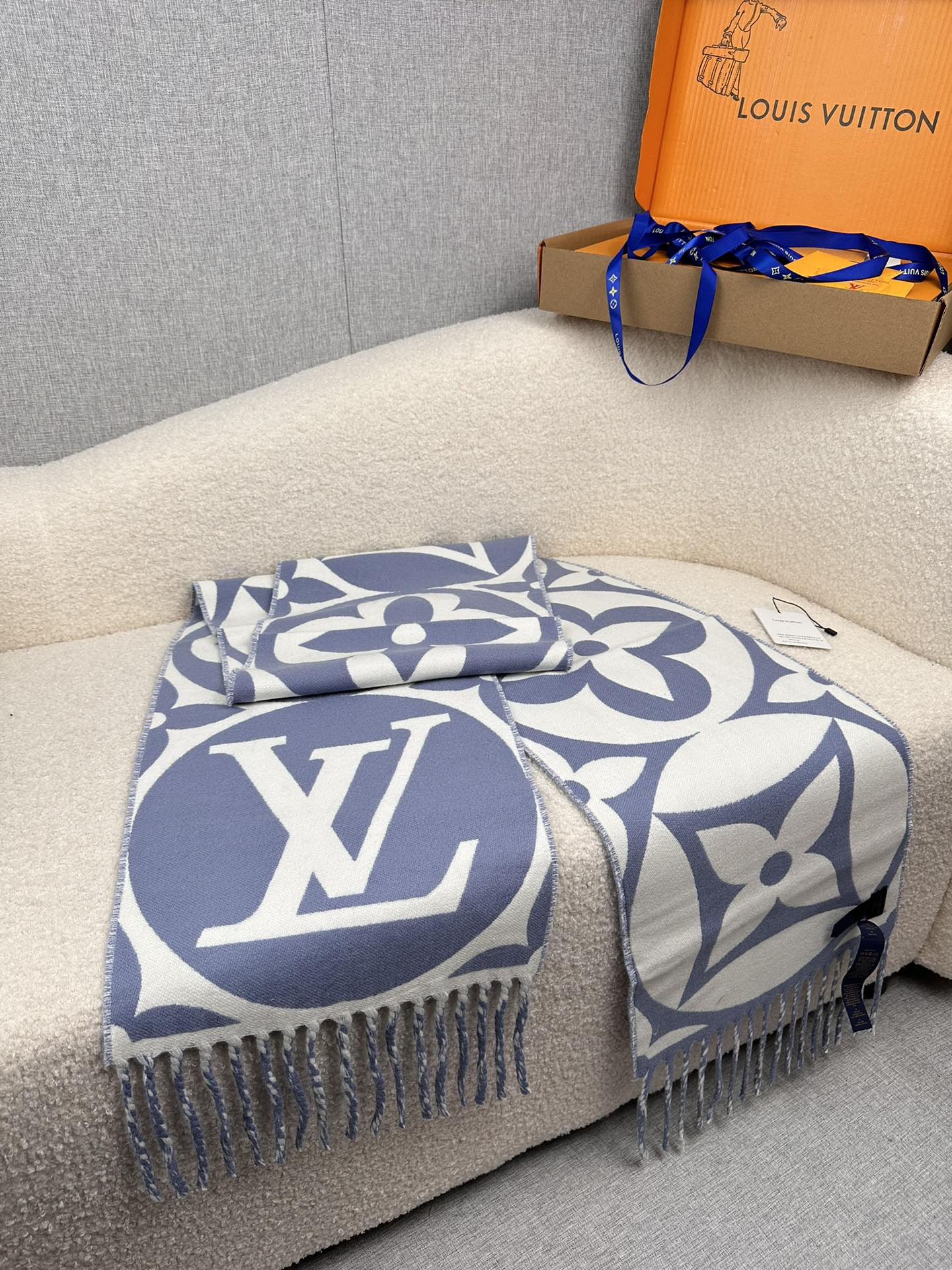 LV 高仿大LOGO雙色圍巾 時尚流蘇保暖款｜歐美奢侈品精品推薦