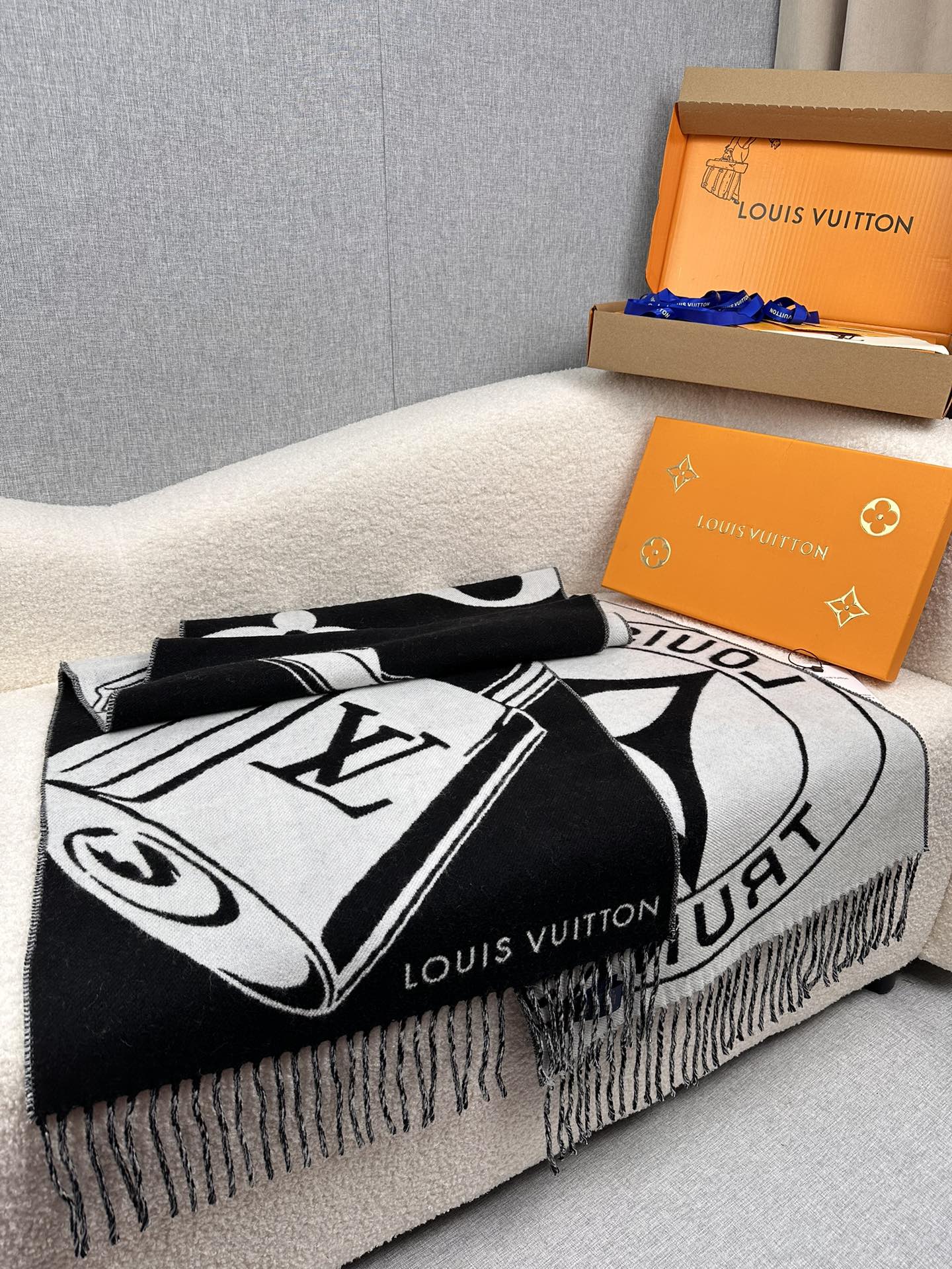 LV 原單黑白大花圍巾 經典百搭保暖款|超A仿原單精品圖片 9 LV 原單黑白大花圍巾 經典百搭保暖款|歐美奢侈品精品推薦