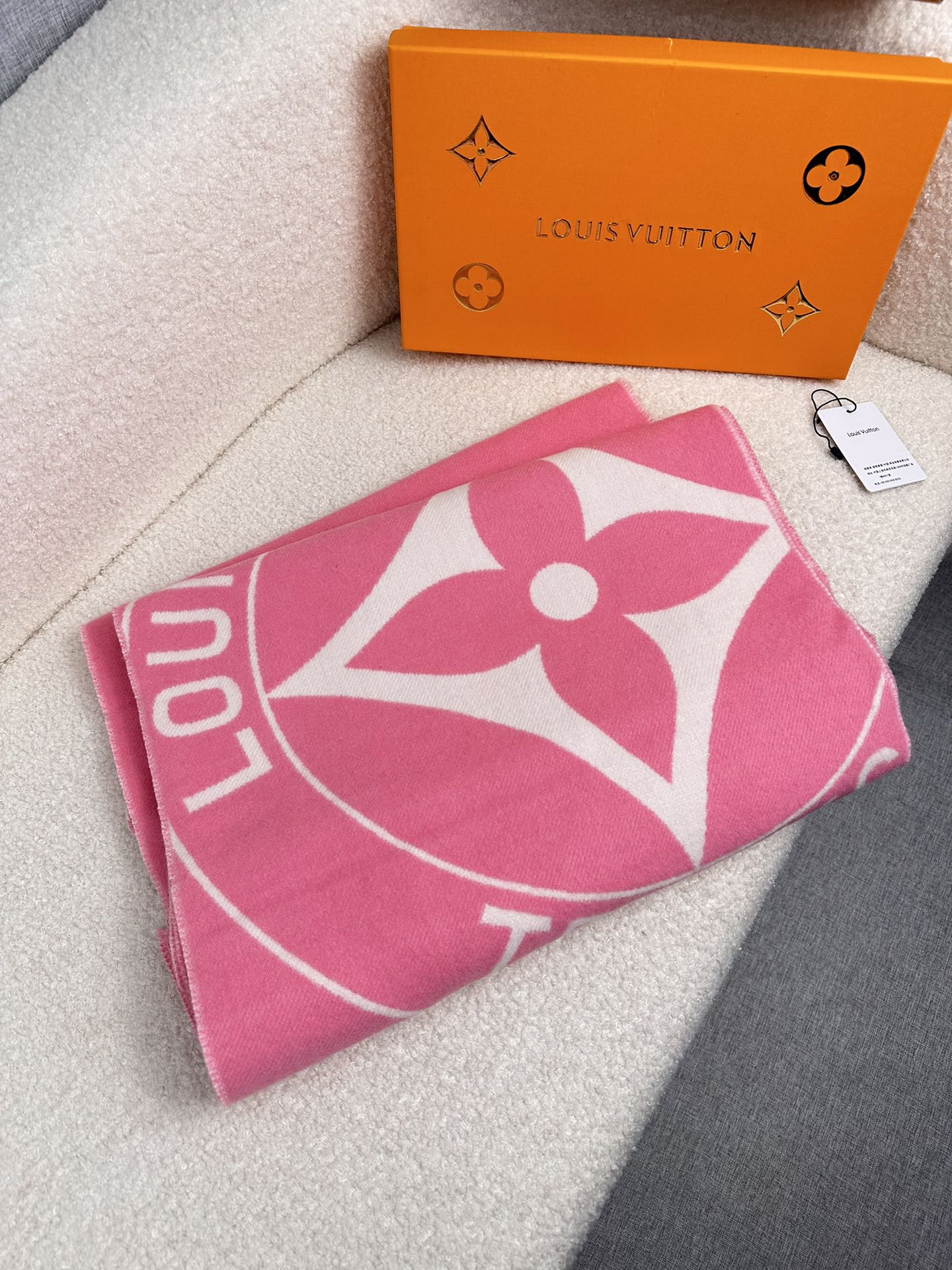 LV A貨粉色大花圍巾 活力時尚百搭款|超A仿原單精品圖片 6 LV A貨粉色大花圍巾 活力時尚百搭款|歐美奢侈品精品推薦