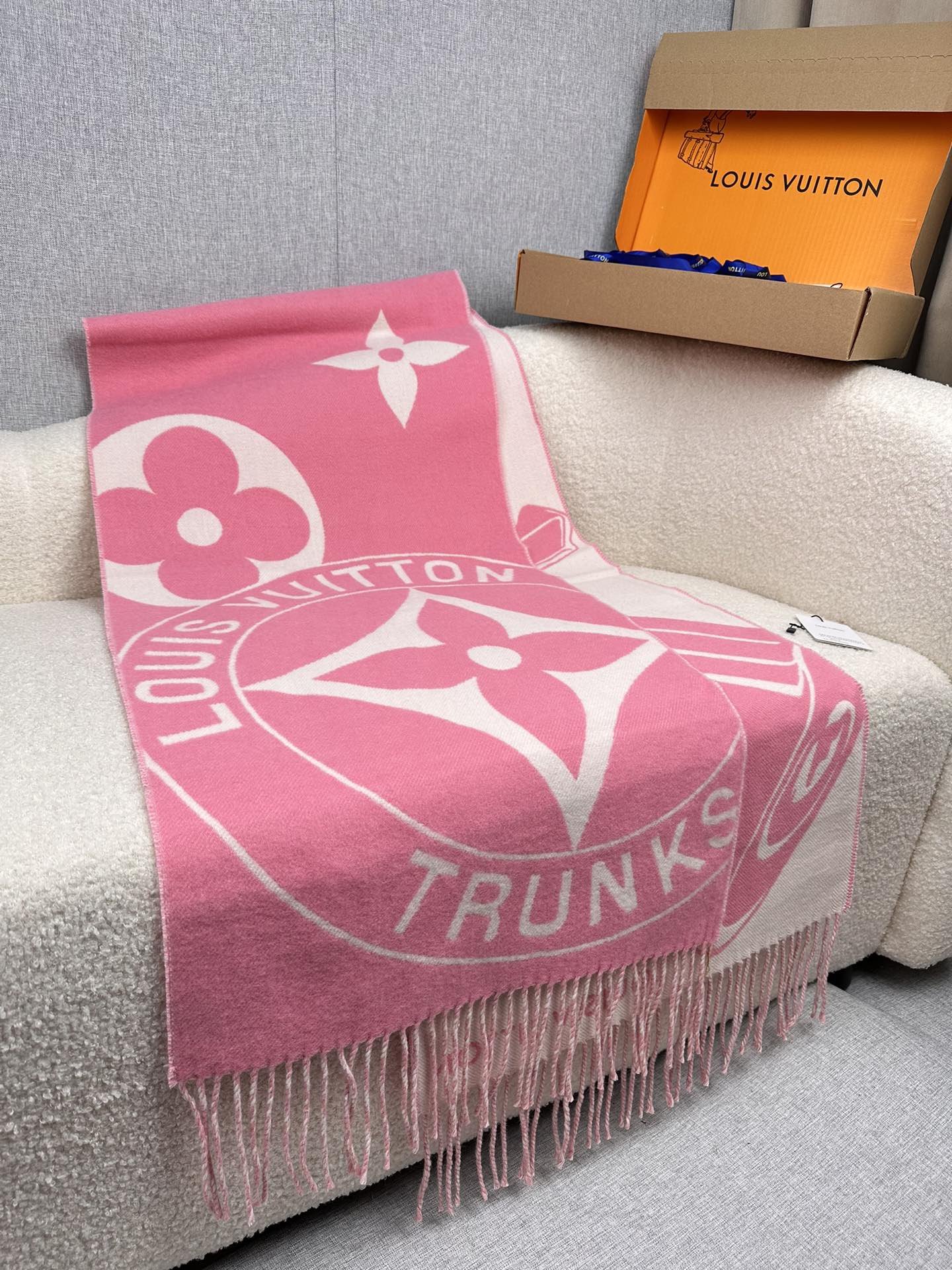 LV A貨粉色大花圍巾 活力時尚百搭款|超A仿原單精品圖片 10 LV A貨粉色大花圍巾 活力時尚百搭款|歐美奢侈品精品推薦