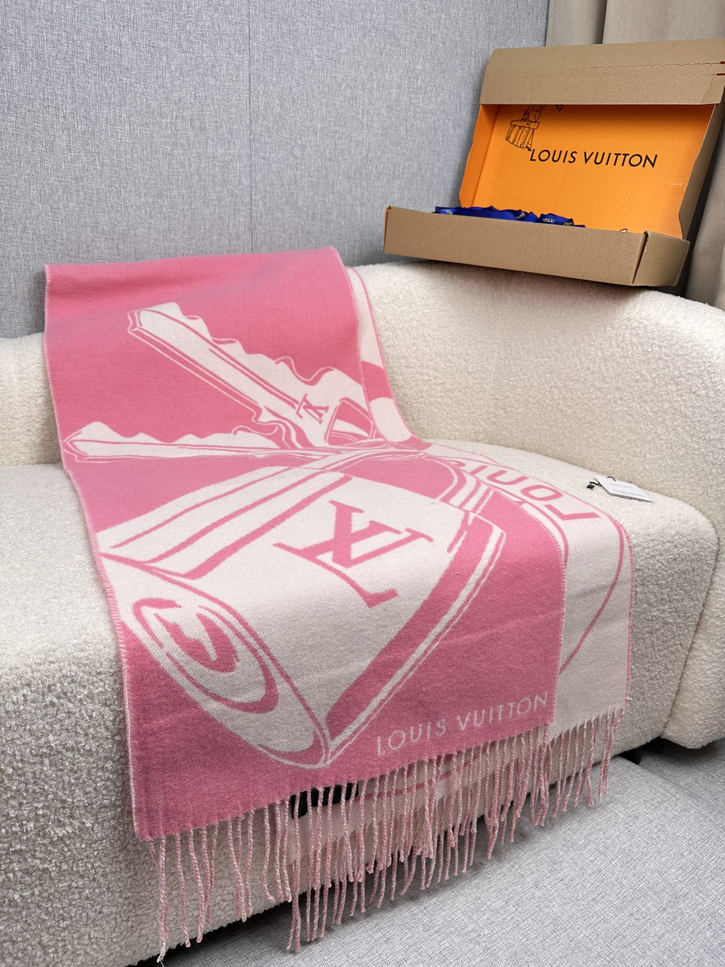 LV A貨粉色大花圍巾 活力時尚百搭款|超A仿原單精品圖片 9 LV A貨粉色大花圍巾 活力時尚百搭款|歐美奢侈品精品推薦