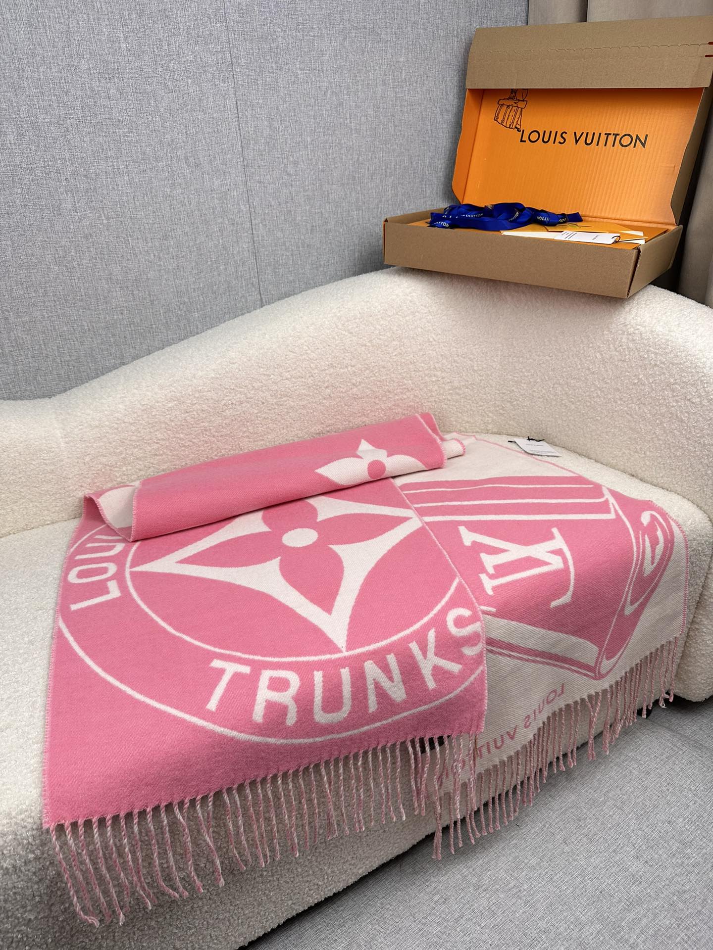 LV A貨粉色大花圍巾 活力時尚百搭款|超A仿原單精品圖片 7 LV A貨粉色大花圍巾 活力時尚百搭款|歐美奢侈品精品推薦