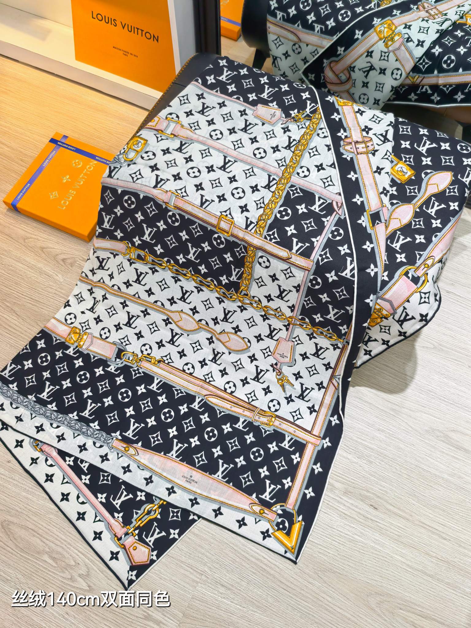 LV 高仿絲綢方巾 黑白雙色經典印花款|超A仿原單精品圖片 12 LV 高仿絲綢方巾 黑白雙色經典印花款|歐美奢侈品精品推薦