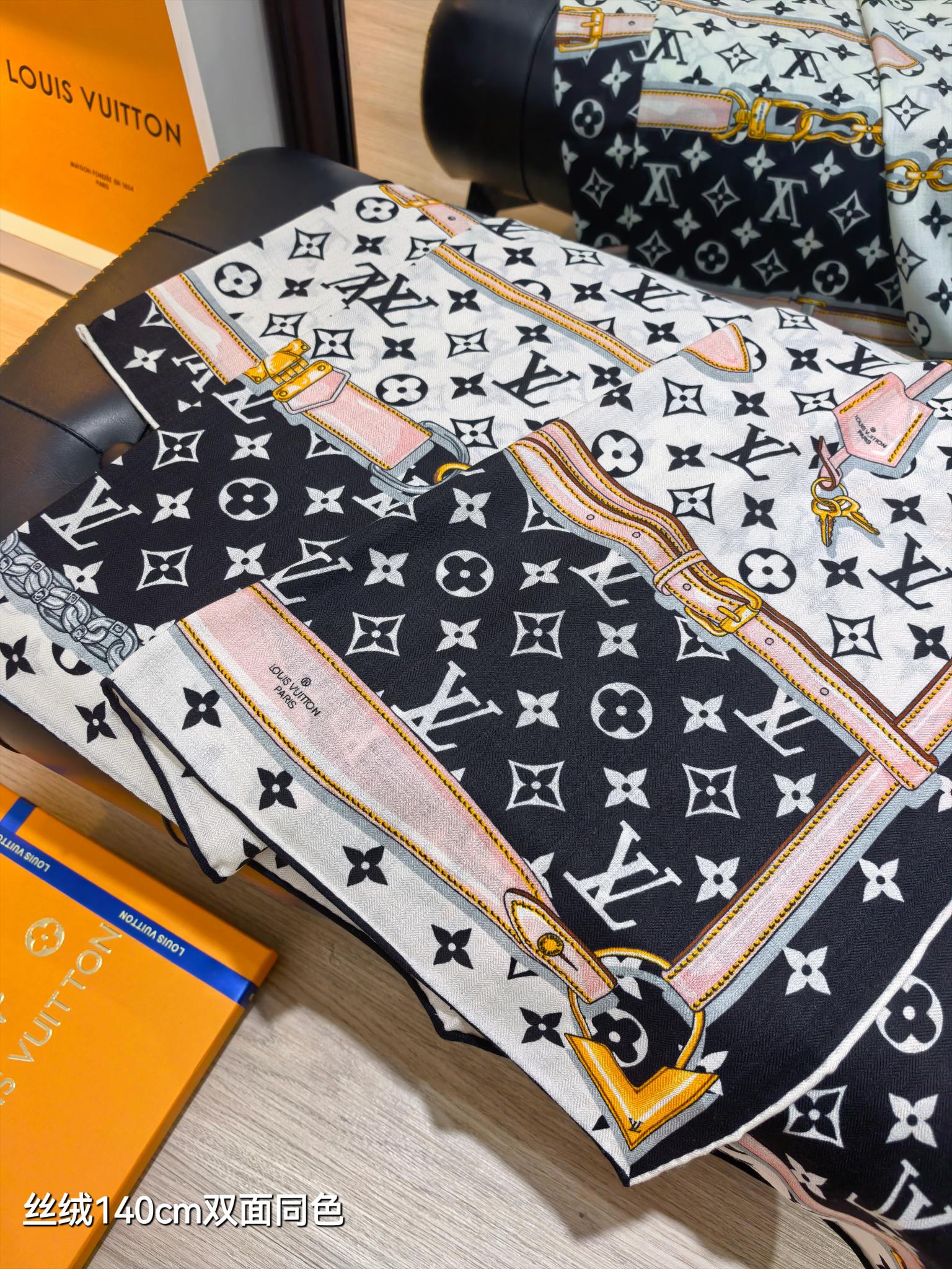 LV 高仿絲綢方巾 黑白雙色經典印花款|超A仿原單精品圖片 11 LV 高仿絲綢方巾 黑白雙色經典印花款|歐美奢侈品精品推薦