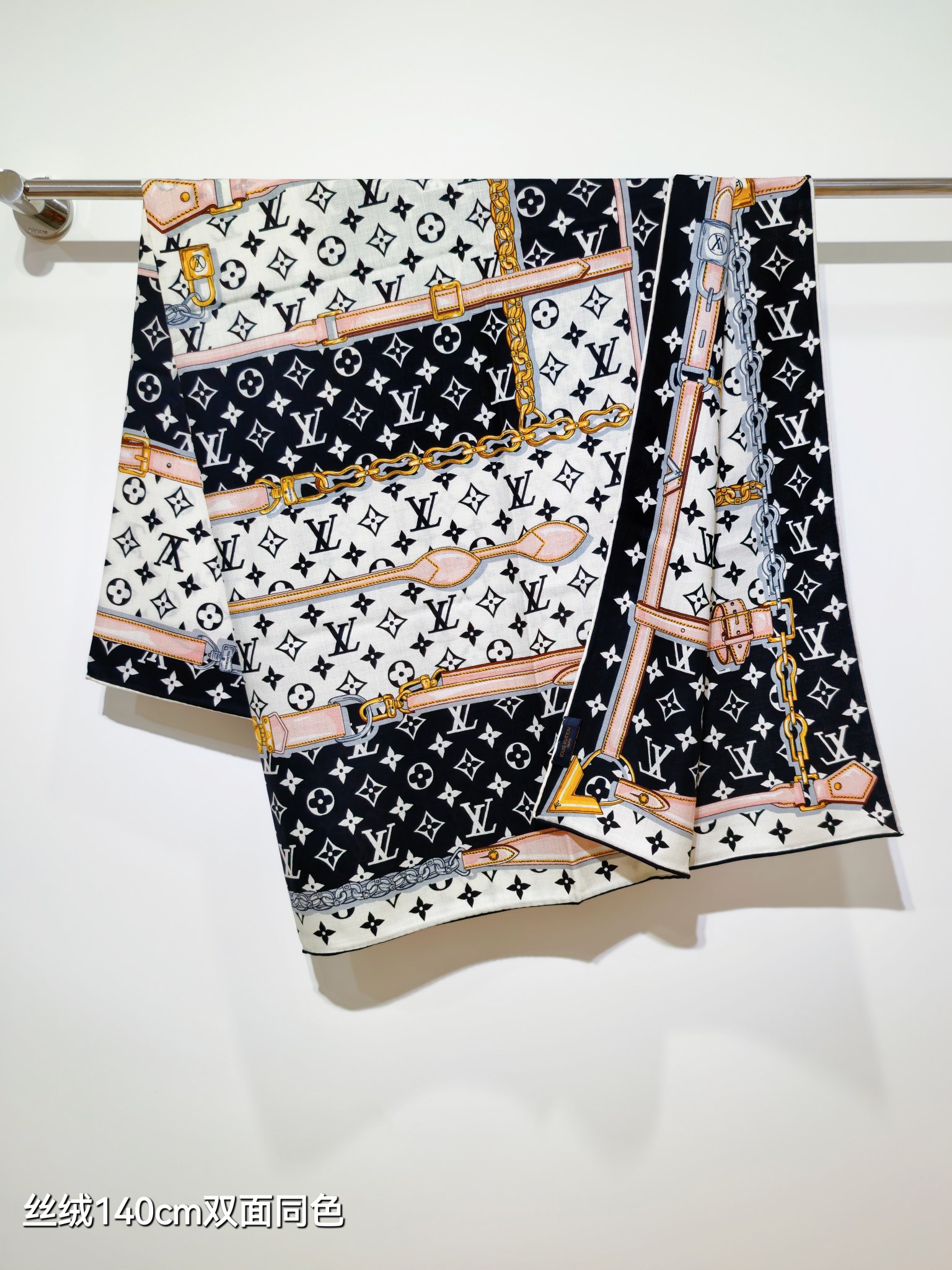 LV 高仿絲綢方巾 黑白雙色經典印花款|超A仿原單精品圖片 9 LV 高仿絲綢方巾 黑白雙色經典印花款|歐美奢侈品精品推薦